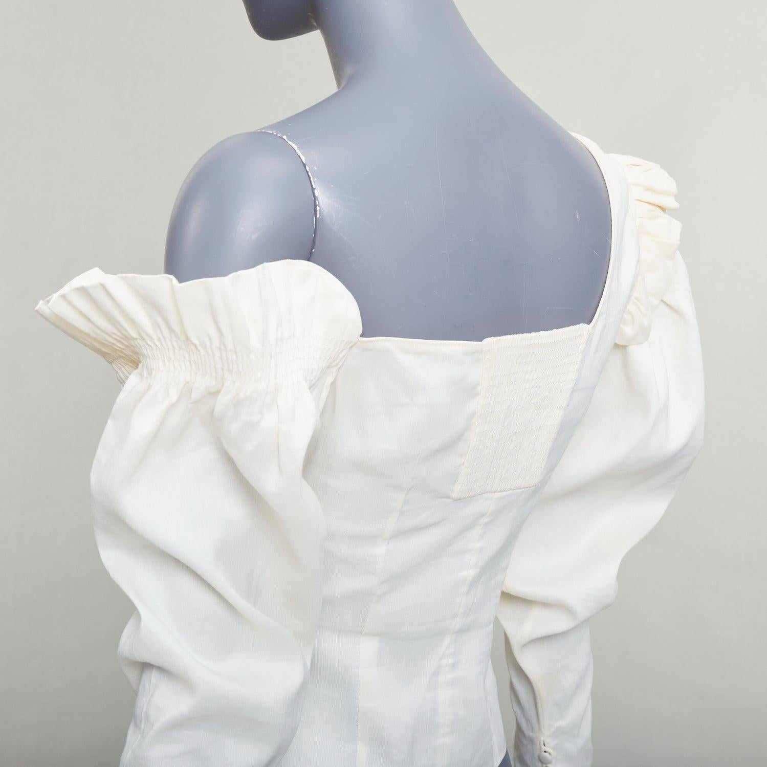 MAGDA BUTRYM top campesino asimétrico de lino y seda crema FR34 XS
Referencia: GEGG/A00158
Marca: Magda Butrym
Material: Lino, Seda
Color: crema
Patrón: Sólido
Cierre: Botón
Fabricado en: Polonia

CONDICIÓN:
Estado: Deficiente, este artículo era de