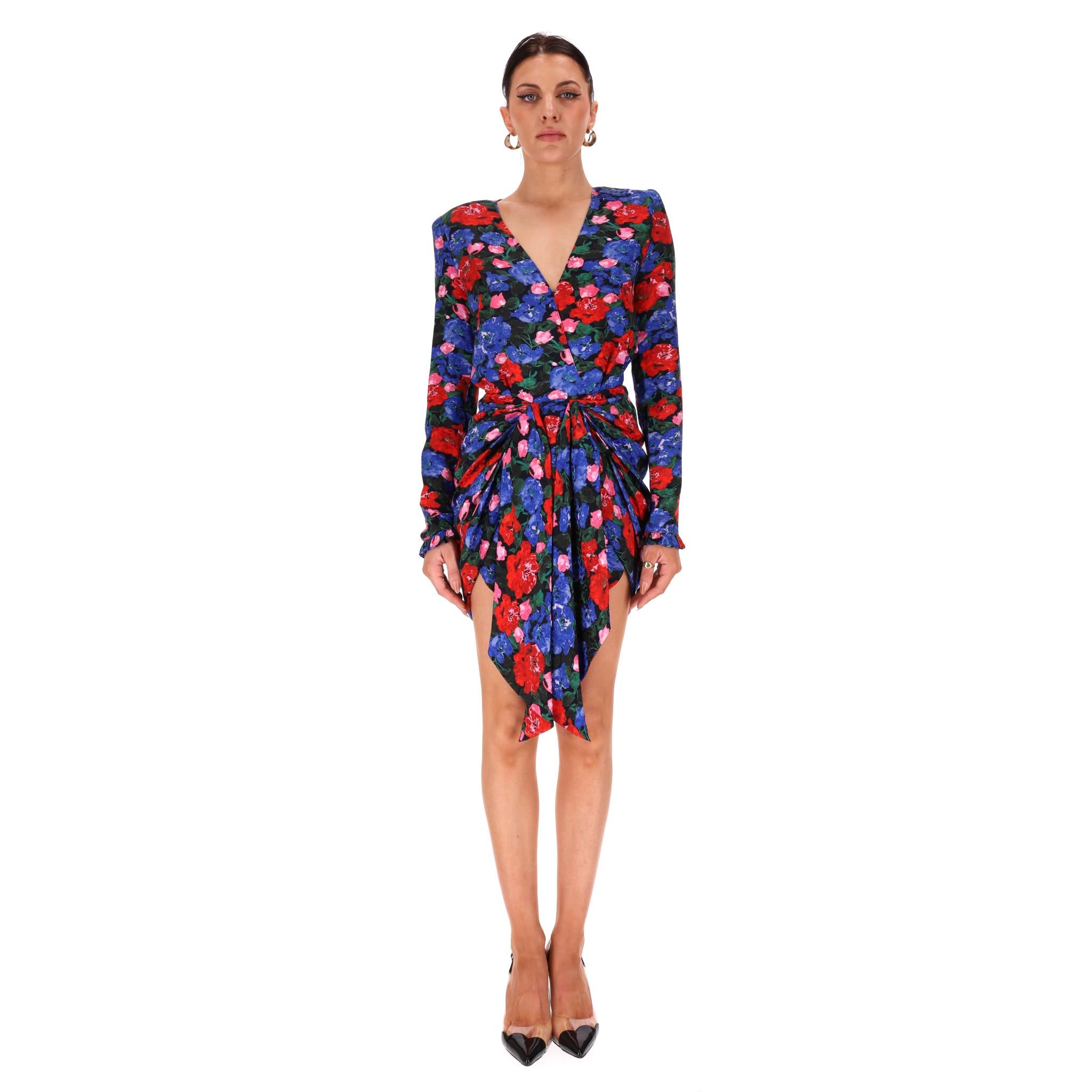 Magda Butrym - Robe en soie à fleurs

Robe 'Lesina' multicolore en jacquard de soie avec motifs floraux bleus et rouges.

Décolleté en V profond, manches longues avec poignets à volants et fronces au centre, avec un panneau drapé fluide sur le