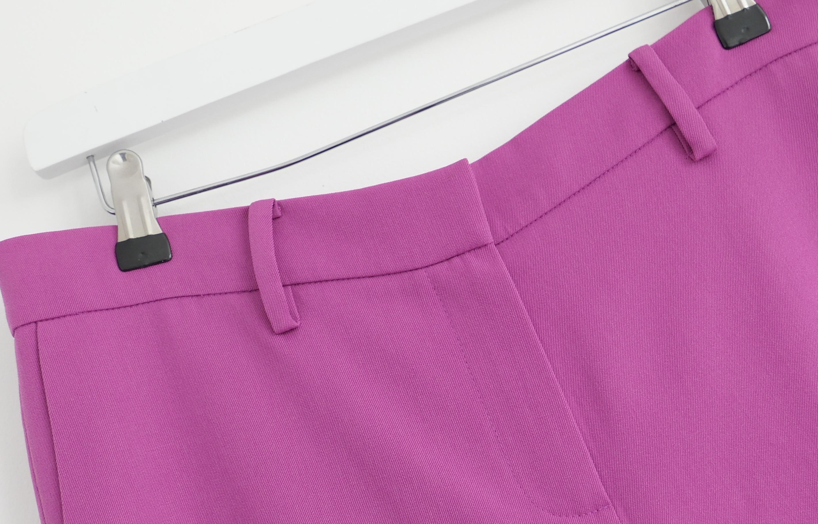 Pantalon de tailleur Magda Butrym à coupe ample. Acheté pour £750 et porté une fois - a été nettoyé à sec. J'ai le blazer surdimensionné correspondant listé aussi, heureux de combiner les deux pièces si demandé. Confectionné en pure laine rose