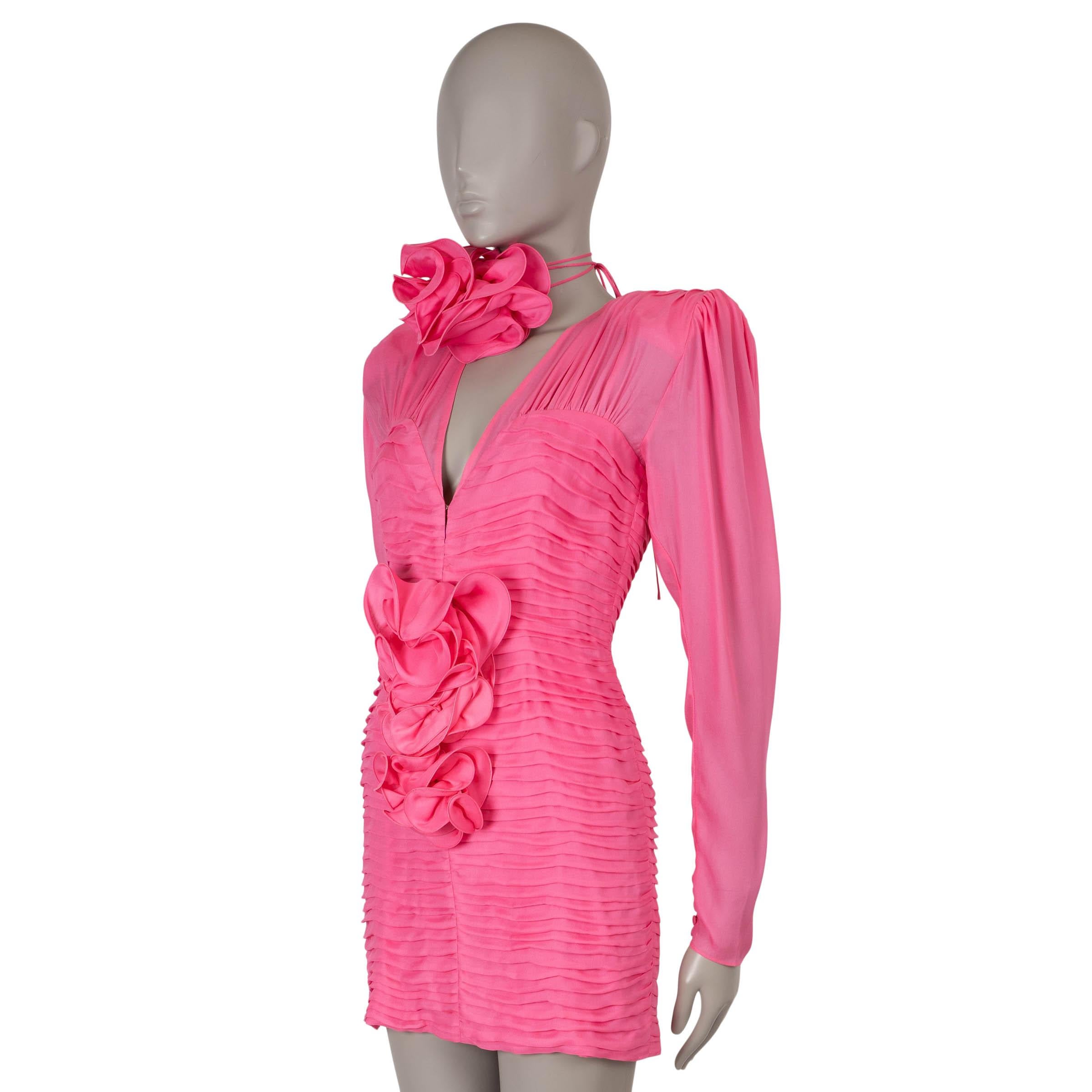 Questo abito di Magda Butrym in organza di seta rosa caldo (100%), autentico al 100%, incarna una femminilità audace con la sua silhouette aderente e mini. Punteggiato su tutto il corpo per accentuare le forme, presenta uno scollo a V profondo,