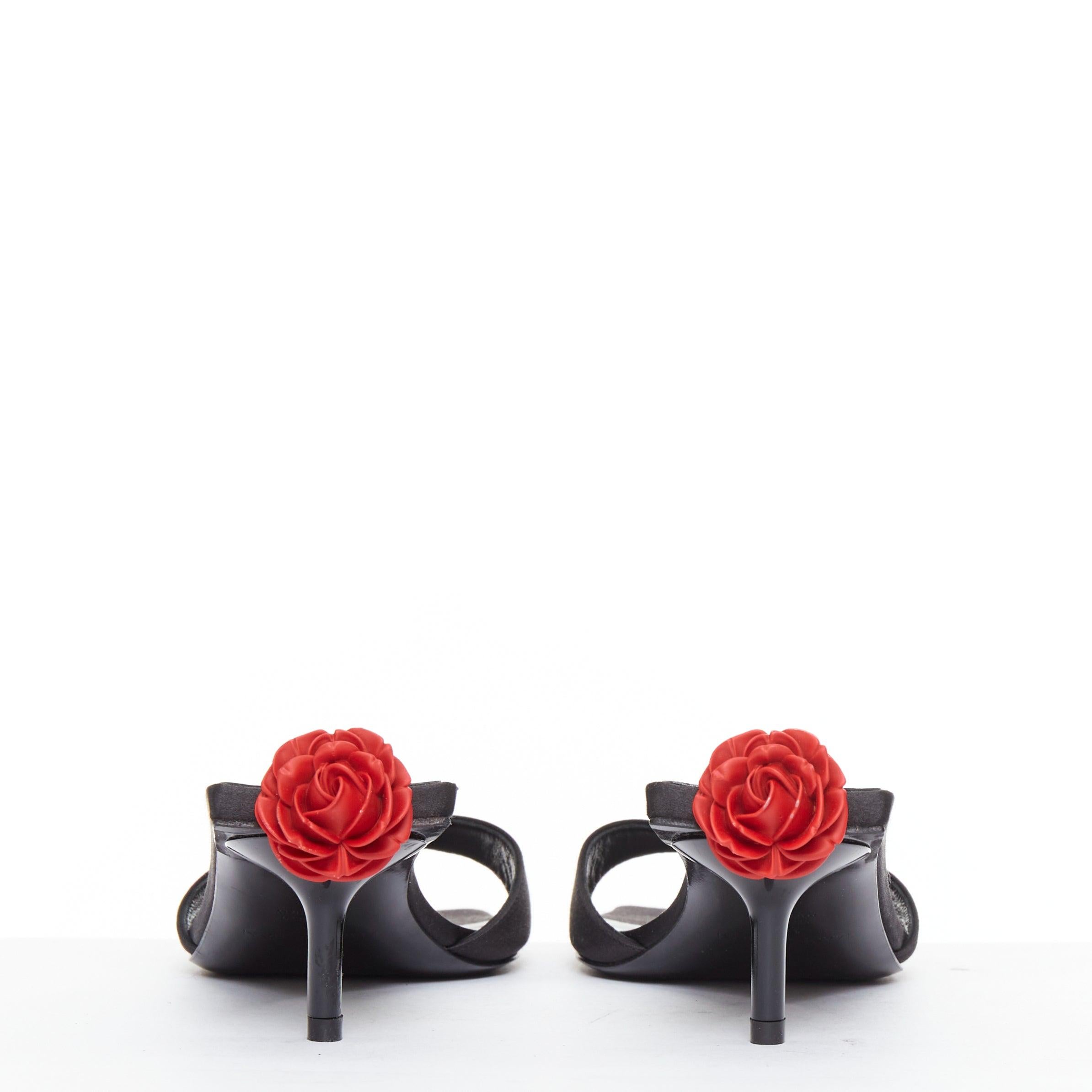 MAGDA BUTRYM rouge floral noir satin embelli talons mules EU37.5
Référence : ECLO/A00184
Marque : Magda Butrym
Matière : Satin
Couleur : noir, rouge
Motif : Solide
Fermeture : Slip On
Doublure : Cuir noir
Détails supplémentaires : Sandales à talons