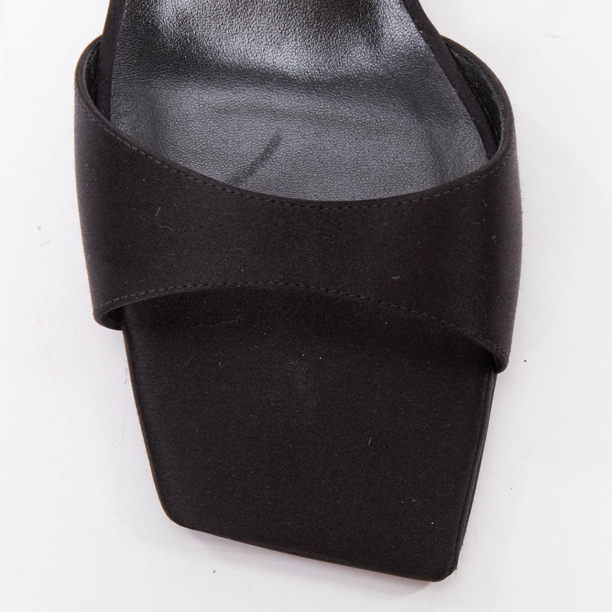 MAGDA BUTRYM rouge floral noir satin embelli talons mules EU37.5 en vente 1