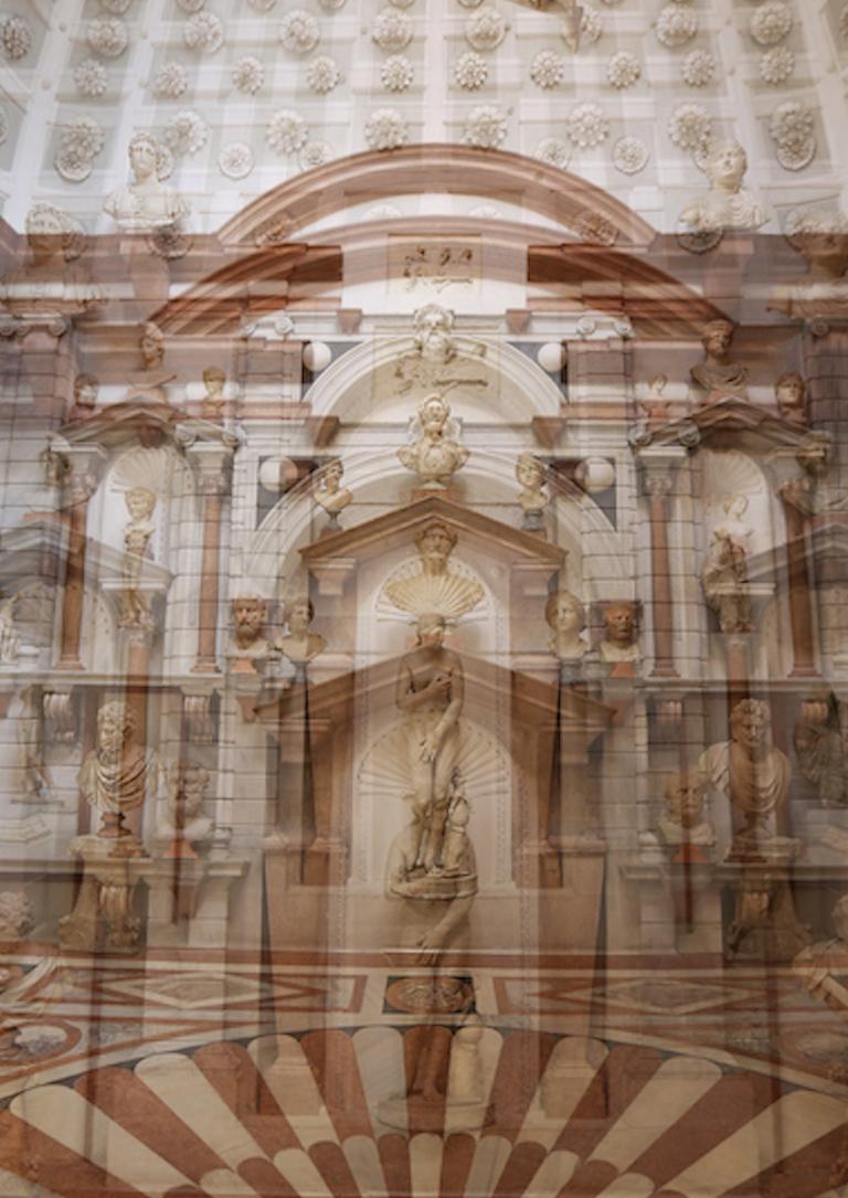 Centre féminin du Palazzo Grimani, 2016 par Magda von Hanau
Impression à pigment d'archivage 
Taille de l'image : 48 in. H x 32 in. W
Édition de 8 + 1AP
IMPRIMER
Non encadré

Les photographies de Magda Von Hanau créent un poème visuel rare qui