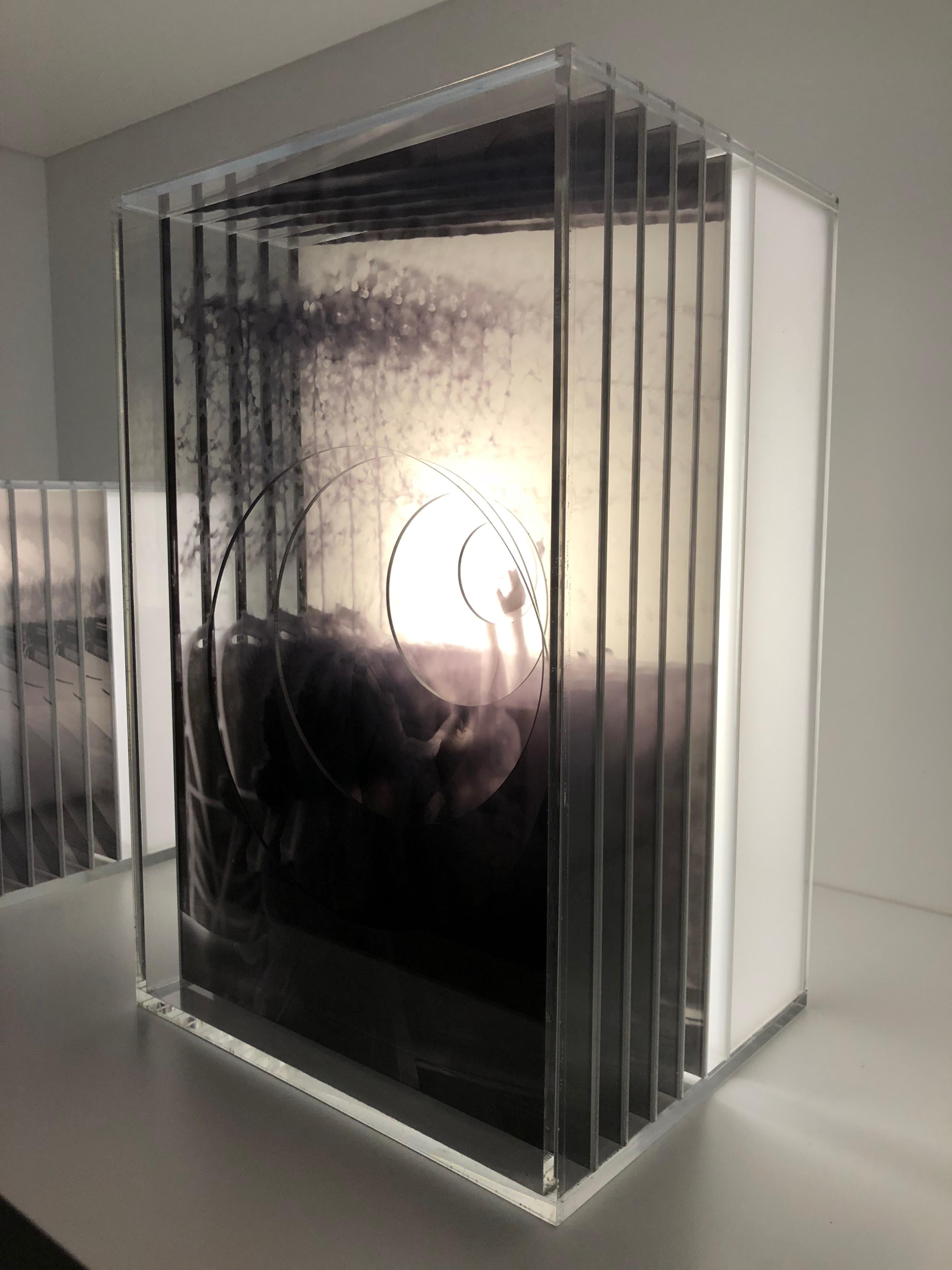 The Window, par Janela  Boîte à luminaires de sculpture faite de photographies d'exposition multiples - Sculpture de Magda Von Hanau
