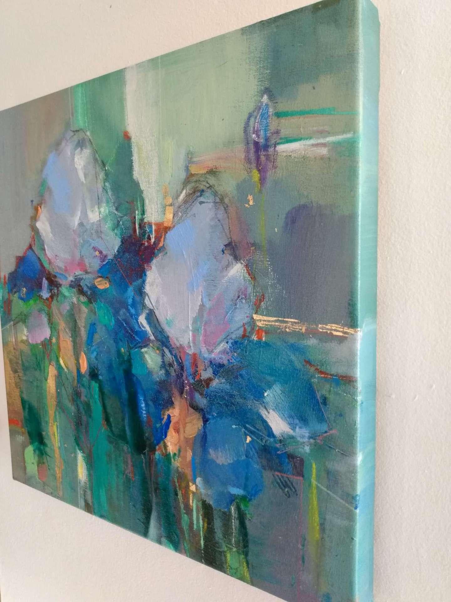 Peinture de nature morte contemporaine Spring Blooms 3, art floral abstrait - Or Abstract Painting par Magdalena Morey