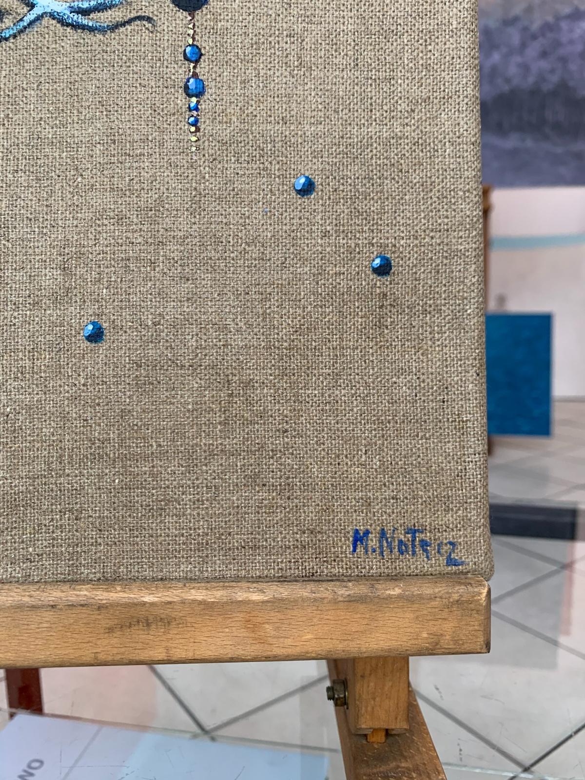 Pintura figurativa contemporánea en acrílico sobre lienzo de la artista polaca Magdalena Nalecz.La obra representa un pájaro con cuentas en el pico. El fondo es un simple lienzo sin pintura, lo que hace que la composición sea minimalista.