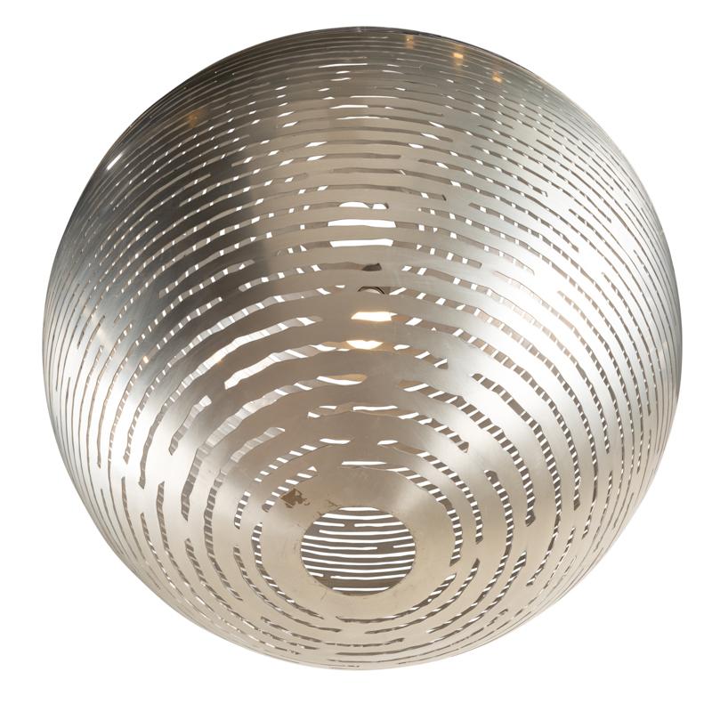 Lampada a sospensione a forma di sfera in acciaio tagliato al laser.
Magdalena, Terzani, Designer Bruno Rainaldi.
Italia, circa 1990.

Altezza 70 cm - 27,56 po
Diametro 70 cm - 27,56 po