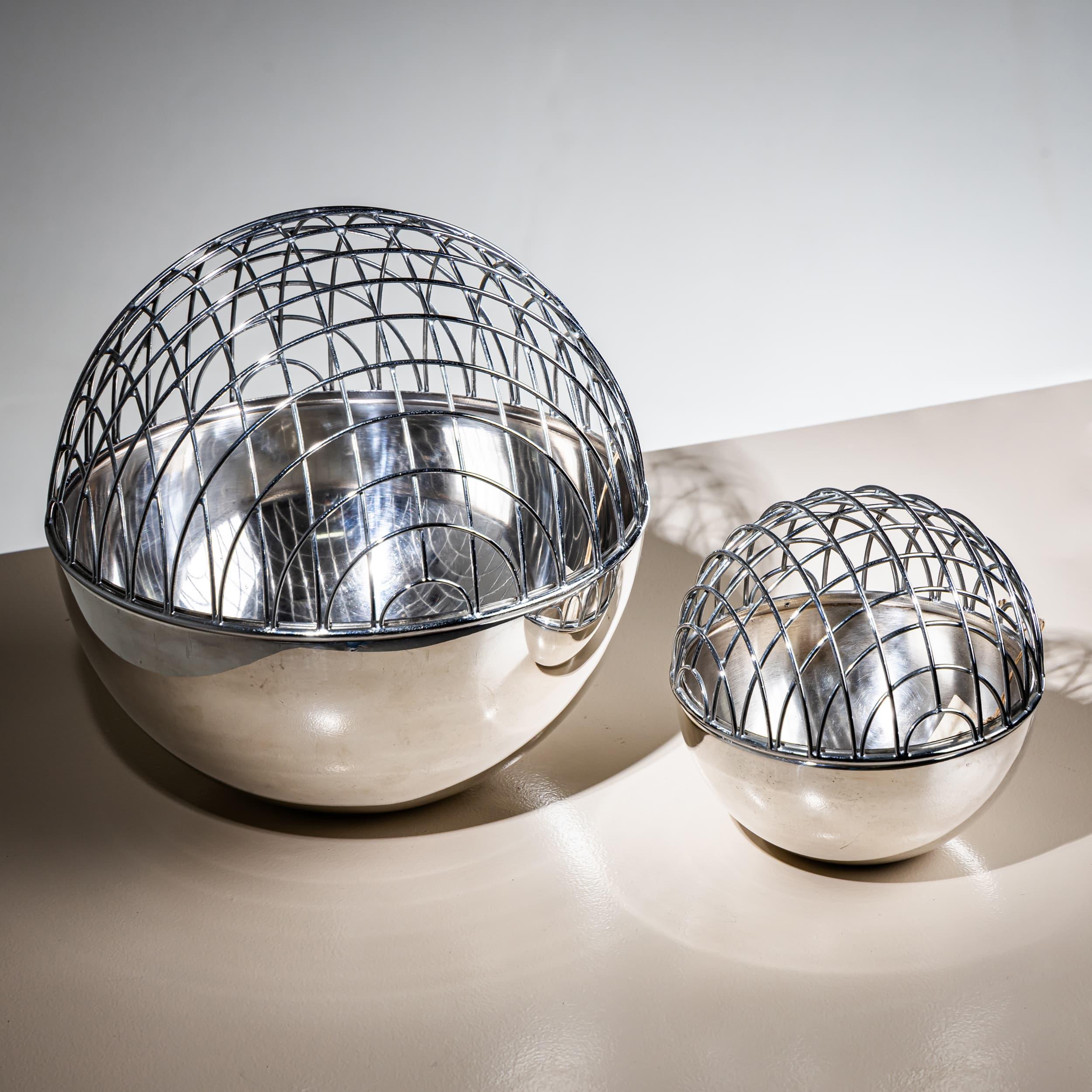 Questi vasi scultorei placcati in argento affascinano per la loro pura forma sferica e per l'estetica minimalista emblematica degli anni '70. Progettati dal famoso architetto e designer italiano Vico Magistretti e prodotti da Bacci in Italia,