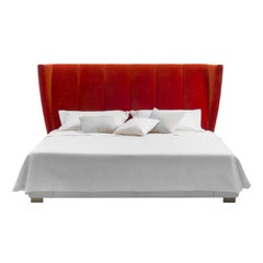 Letto matrimoniale in velluto rosso magenta, disegnato da Luca Scacchetti da Luca Scacchetti