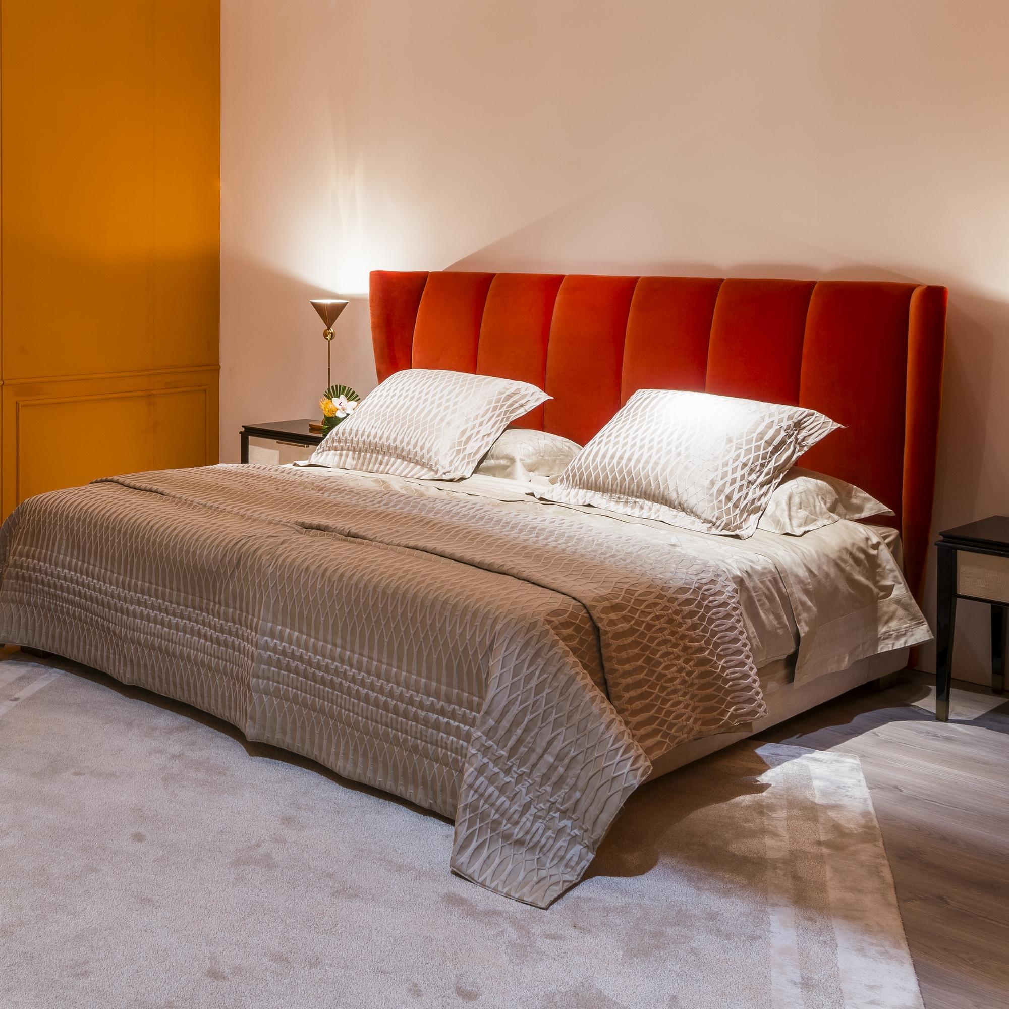 Rotes Bett aus rotem Samt in Königsgröße, entworfen von Luca Scacchetti von Luca Scacchetti (Italienisch) im Angebot