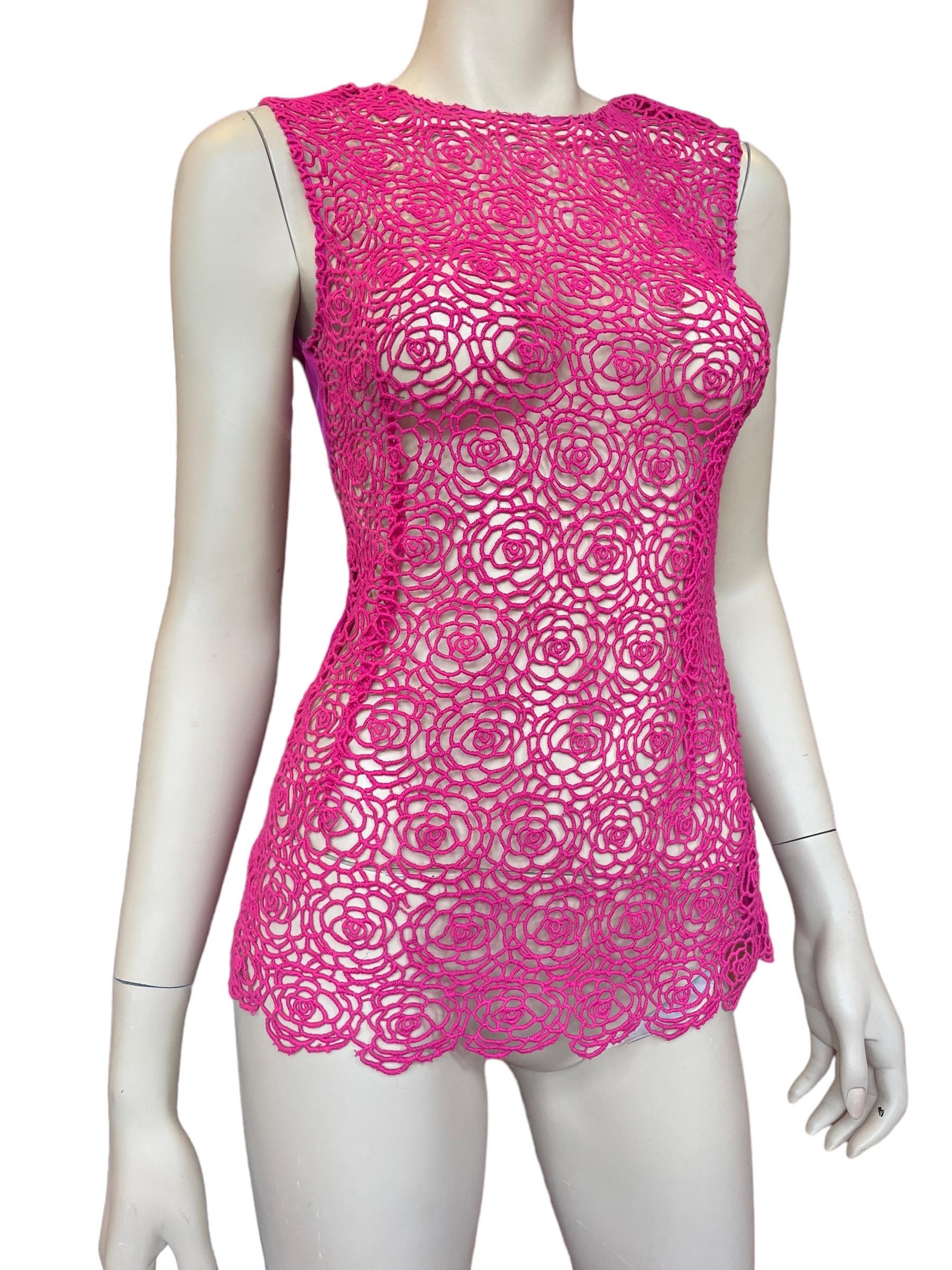 Magenta Oscar de la Renta Sleeveless Floral Blouse 

Adorable springtime vibe magenta sleeveless Oscar de la Renta floral sheer blouse. Could be paired with a bralette underneath for a sexy look, or worn with a plain camisole underneath. Zipper