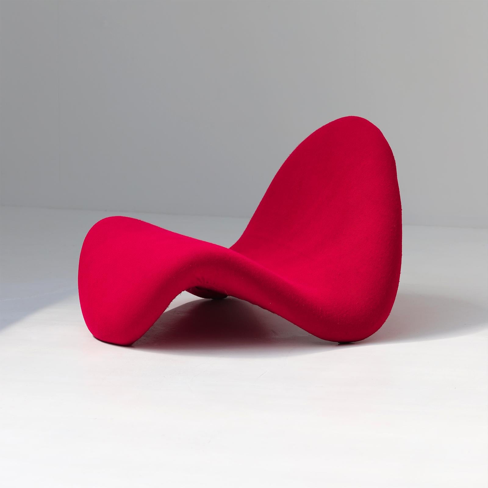 Chaise à languette ludique de Pierre Paulin recouverte d'un tissu rouge vif avec une touche de magenta. Conçue en 1967 et produite par Artifort, elle présente un design expressif et intemporel qui s'inspire du style de vie de la jeunesse des années