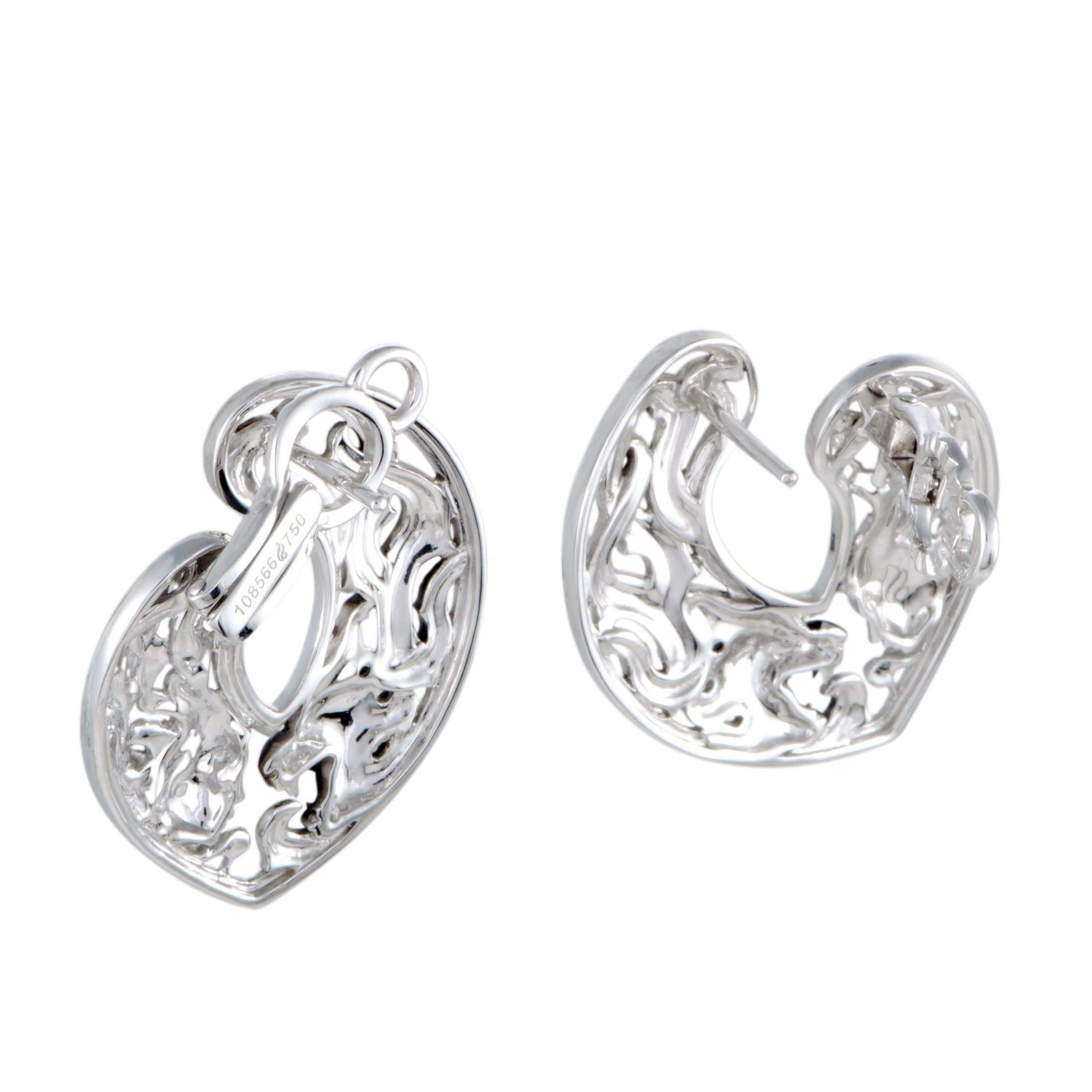 Created for the extraordinary “Instinto” collection that compels with incredibly offbeat designs, these remarkably fashionable earrings offer a look that will accentuate your style in an exceptionally attractive manner. The earrings are presented by