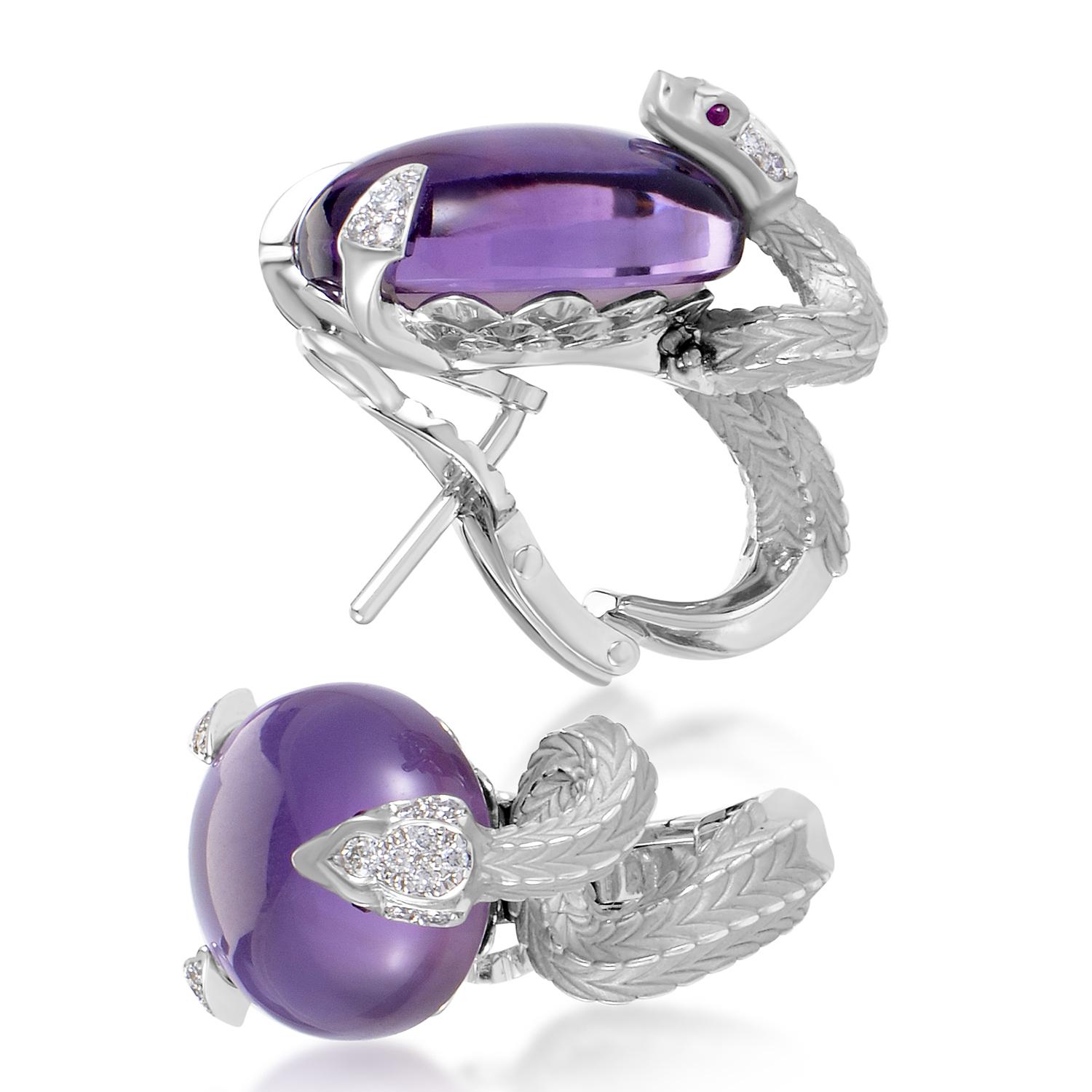 Guarded by two marvelous snakes presented in shimmering 18K white gold and embellished with glistening diamonds weighing in total 0.26ct as well as pink sapphire eyes totaling 0.04ct, the charming amethysts weighing in total 3.00 carats are placed