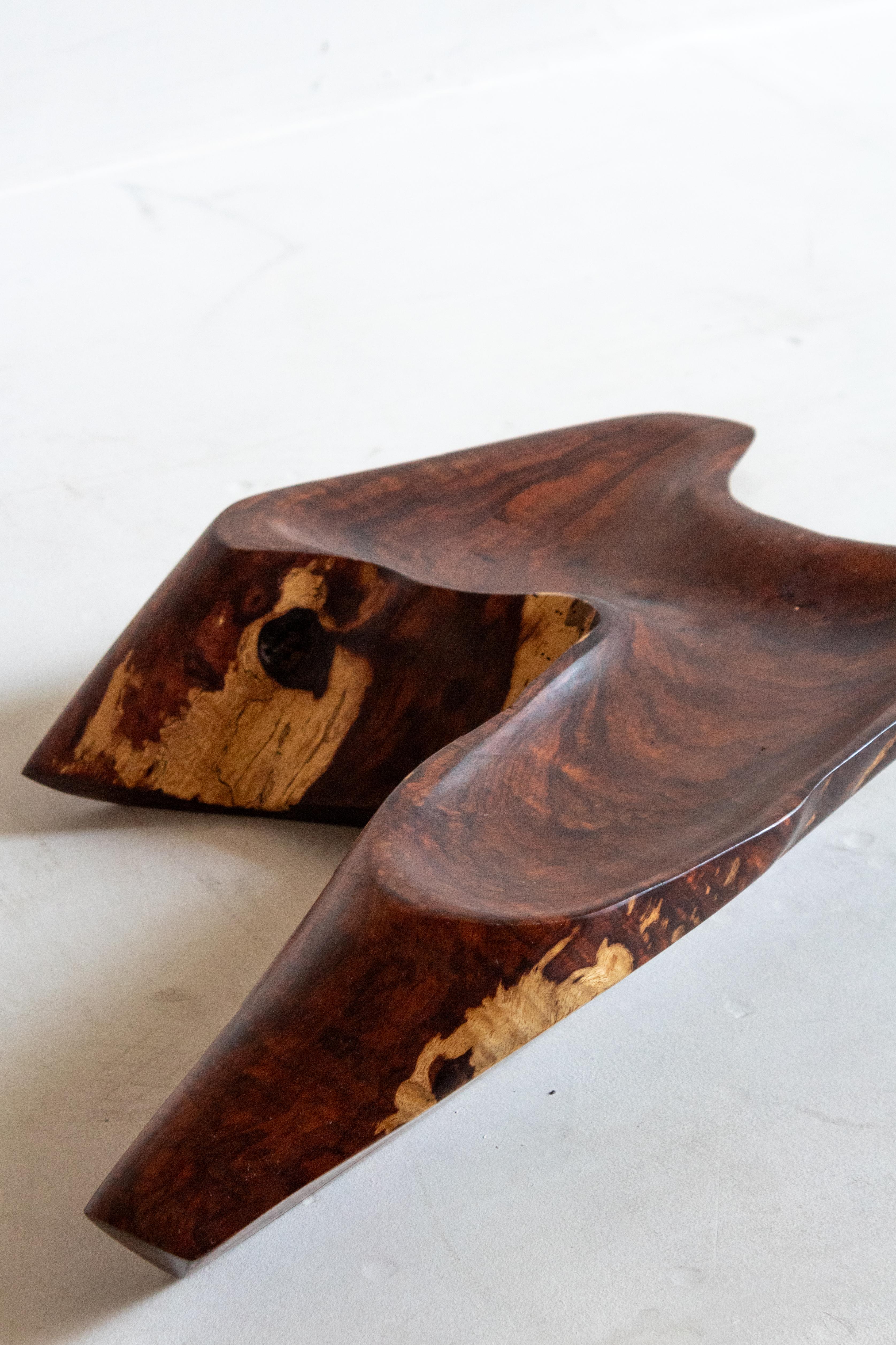 Questo squisito centrotavola è realizzato a mano in legno di Granadillo messicano, accuratamente recuperato dalla giungla Maya. Ogni pezzo è una testimonianza della bellezza unica e del ricco patrimonio di questo raro legno duro, caratterizzato da