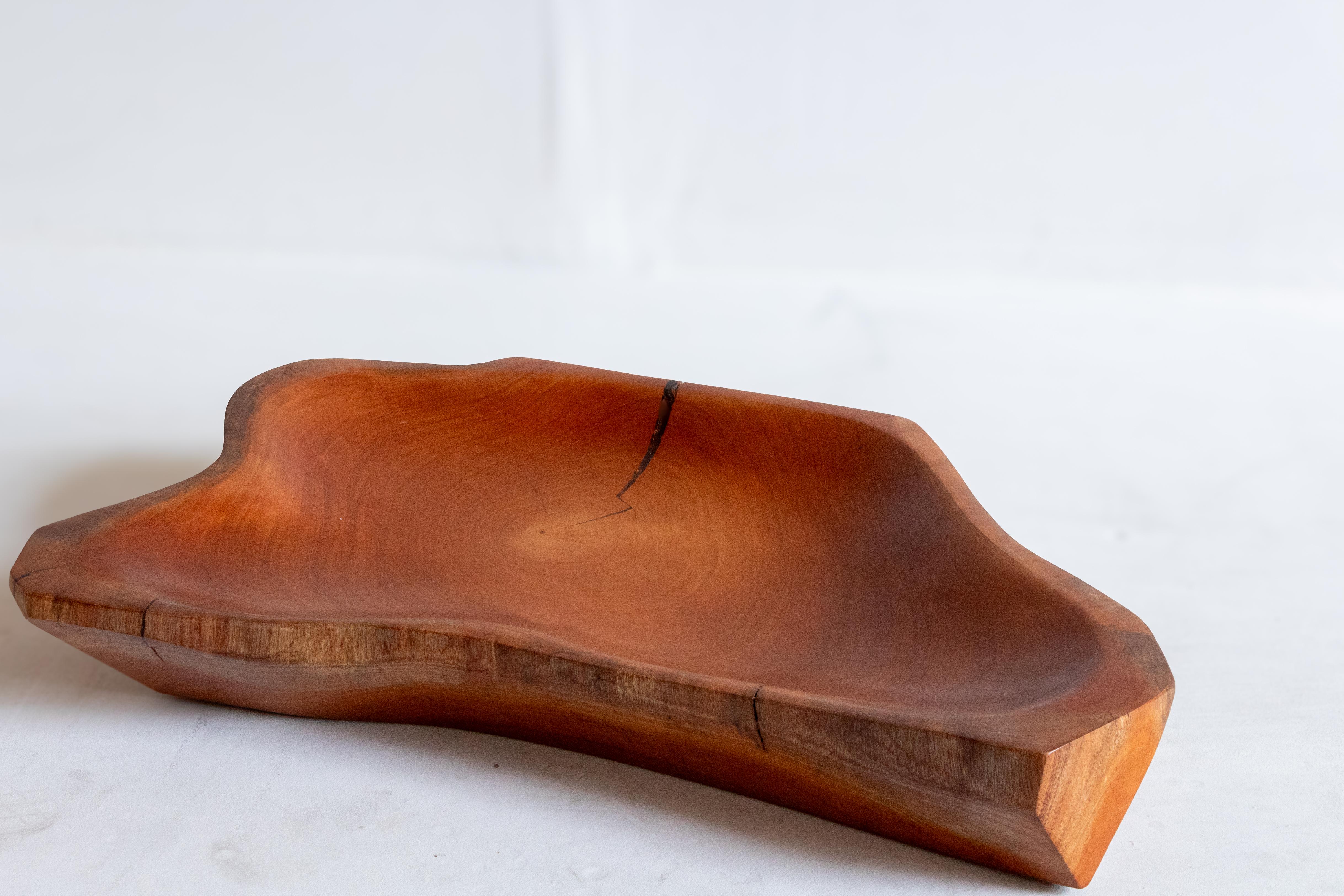 Questa accattivante ciotola, intagliata a mano in legno di mogano recuperato dalla giungla Maya, è un pezzo di design unico che emana eleganza e bellezza naturale. Il mogano, rinomato per le sue tonalità profonde e ricche e per le sue venature