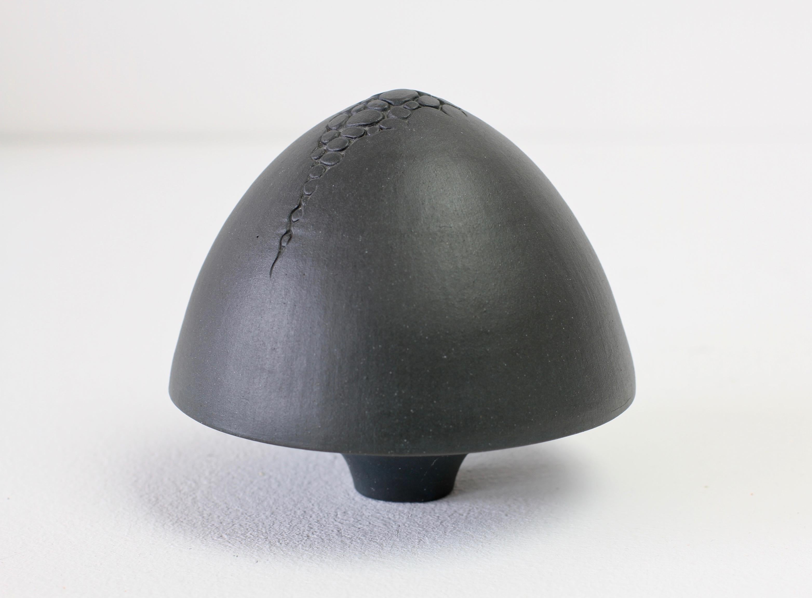 Excepcional obra maestra de cerámica de barro marcada / firmada por la artista británica Maggie Barnes, hacia 1983. Se trata de una obra relativamente temprana del Artista y es simplemente extraordinaria. Esculpida en arcilla oscura antracita