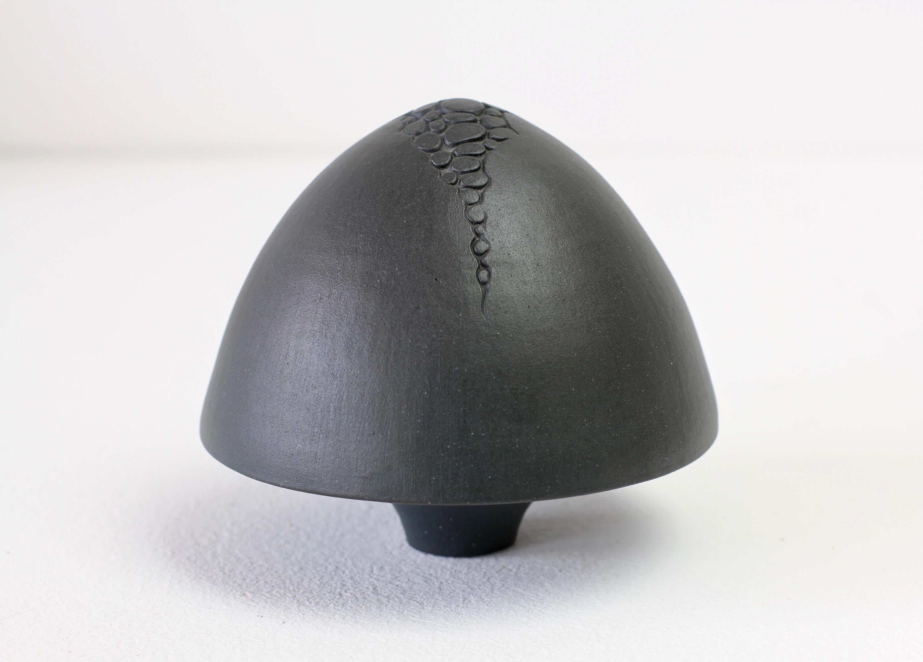 Escultura de cerámica artística orgánica tallada en negro de Maggie Barnes, hacia 1983 Moderno orgánico en venta