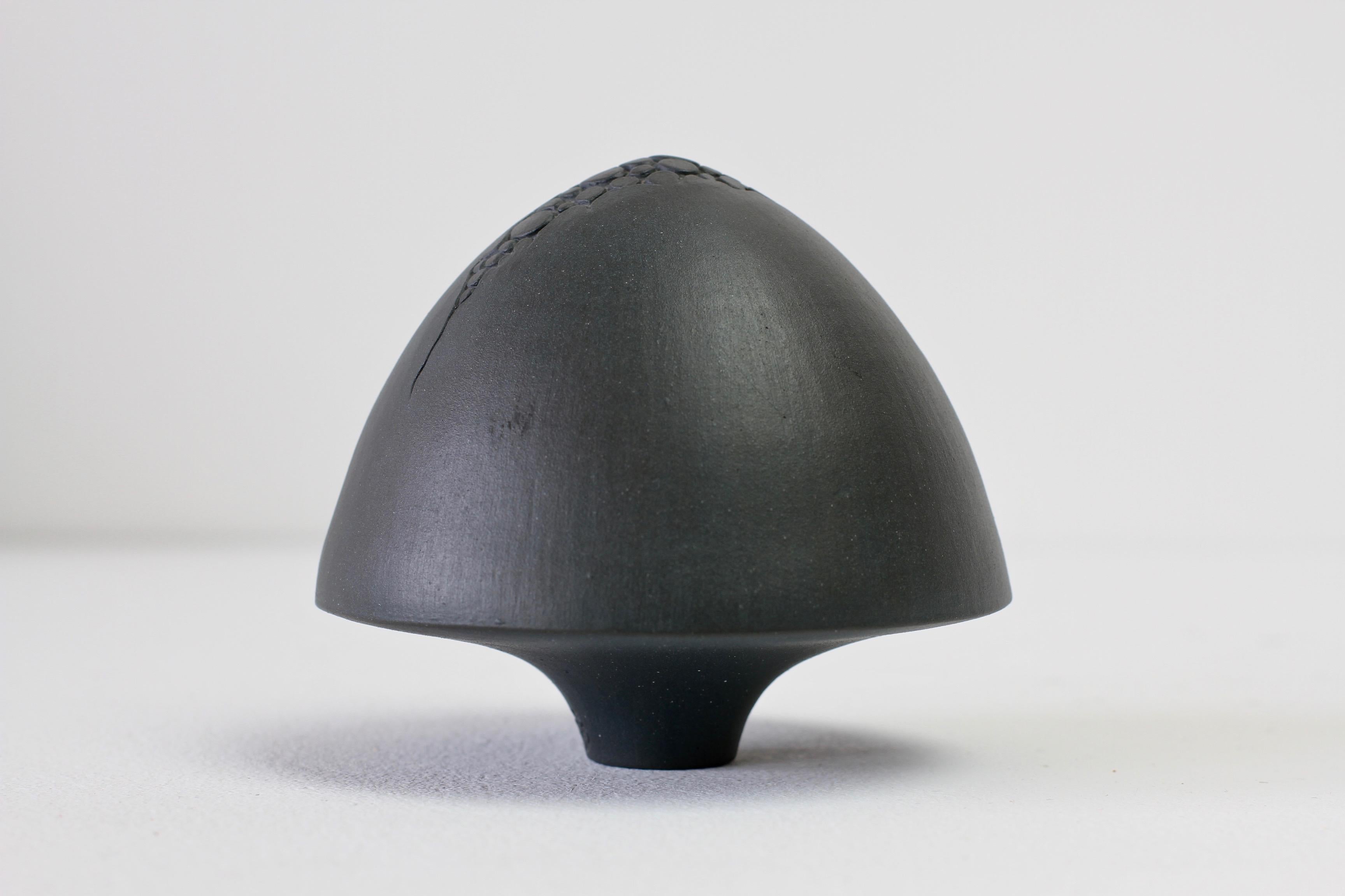 Escultura de cerámica artística orgánica tallada en negro de Maggie Barnes, hacia 1983 Tallado a mano en venta