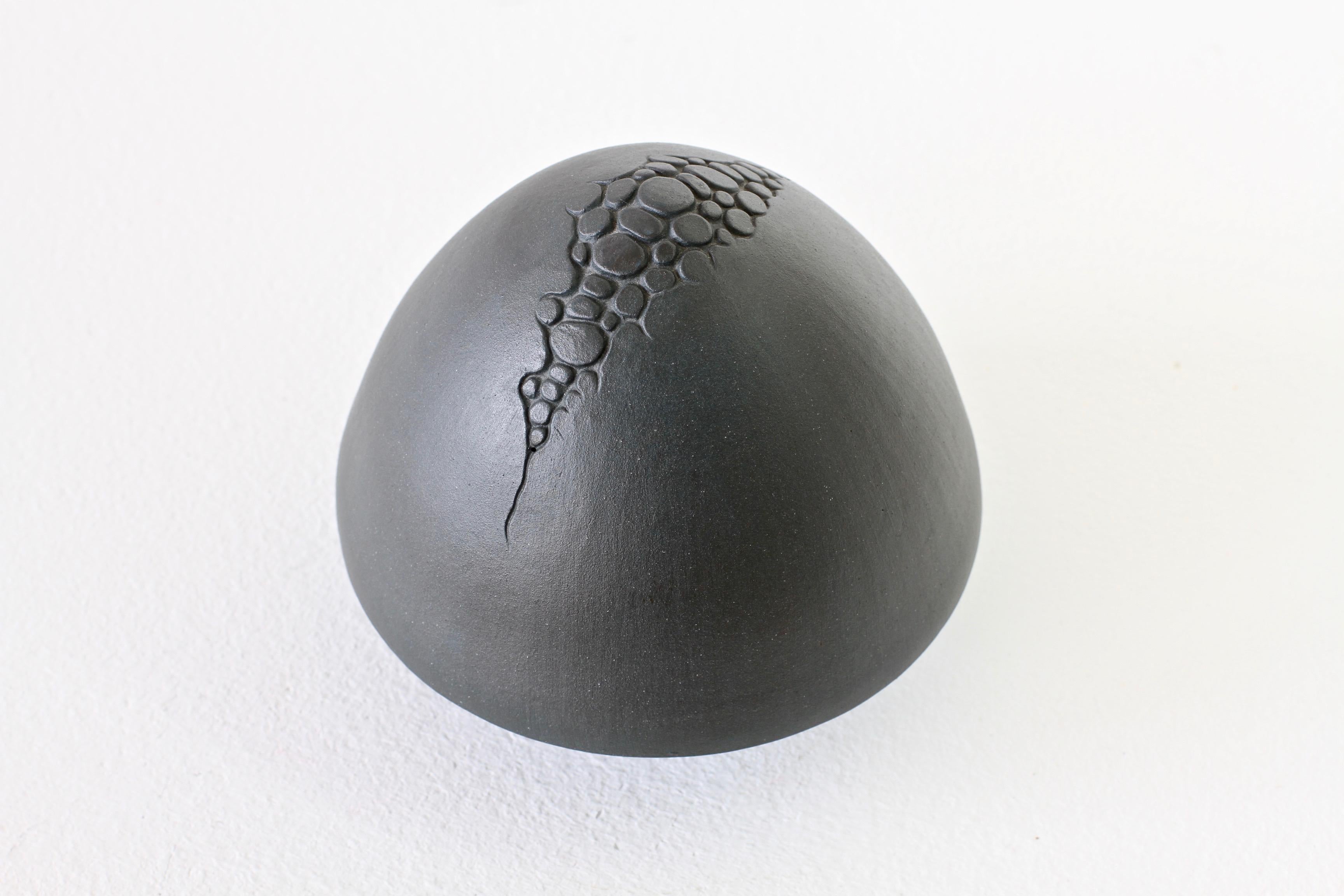 Escultura de cerámica artística orgánica tallada en negro de Maggie Barnes, hacia 1983 en venta 1