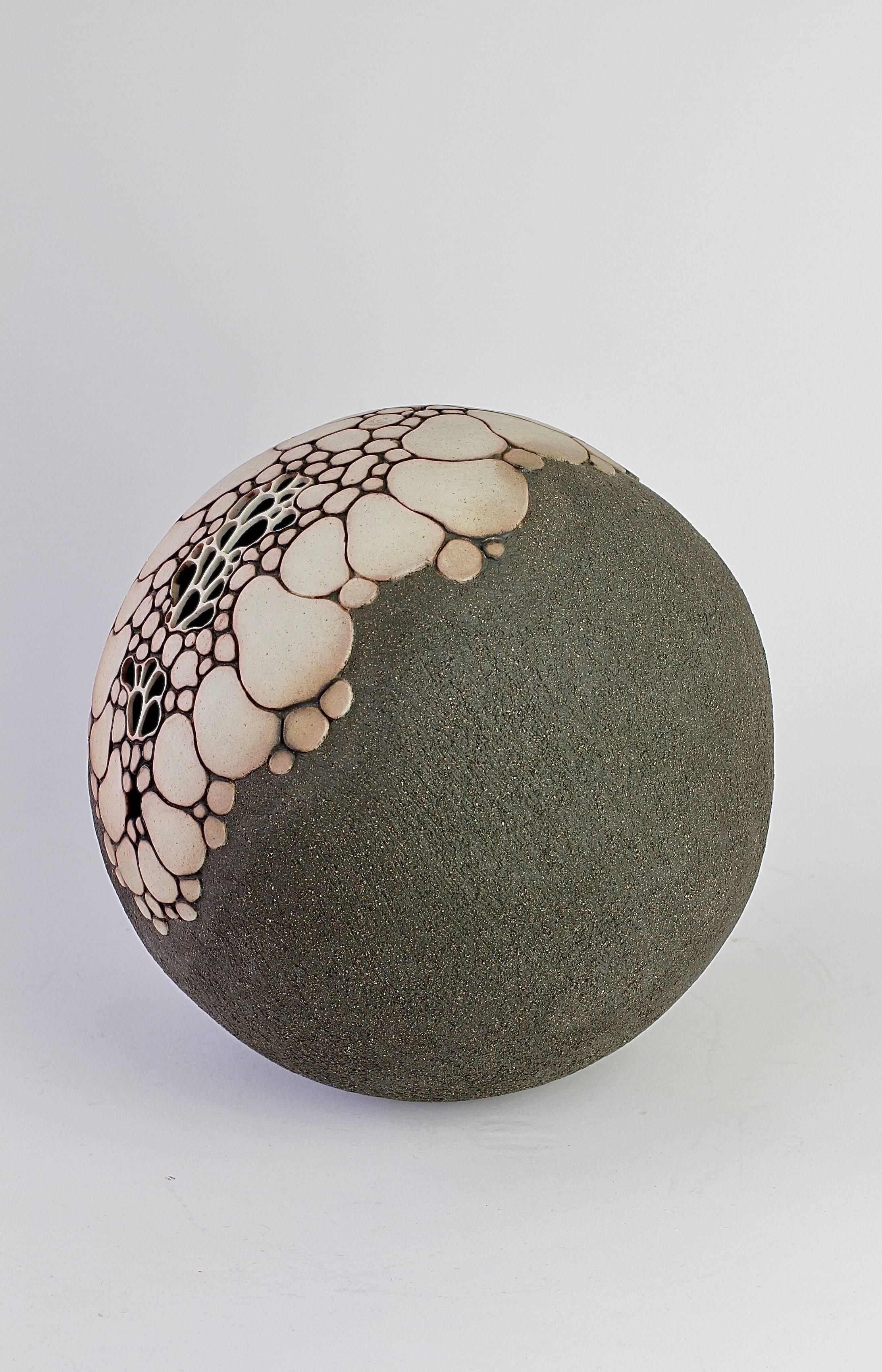 Außergewöhnliches, einzigartiges und signiertes Meisterwerk aus Steinzeug 'Sphere' der britischen Künstlerin Maggie Barnes, ca. 1983. Es handelt sich um ein relativ frühes Werk des Künstlers, das außergewöhnlich ist. Es ist aus dunklem,
