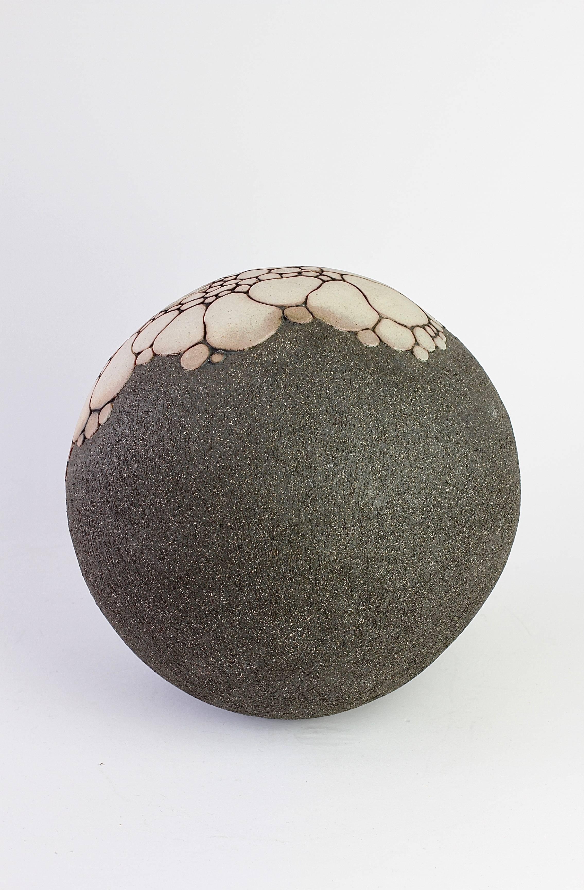 Geschnitzte und durchbrochene organische „Kugel“-Skulptur aus Steingut aus Kunstkeramik von Maggie Barnes (Organische Moderne) im Angebot