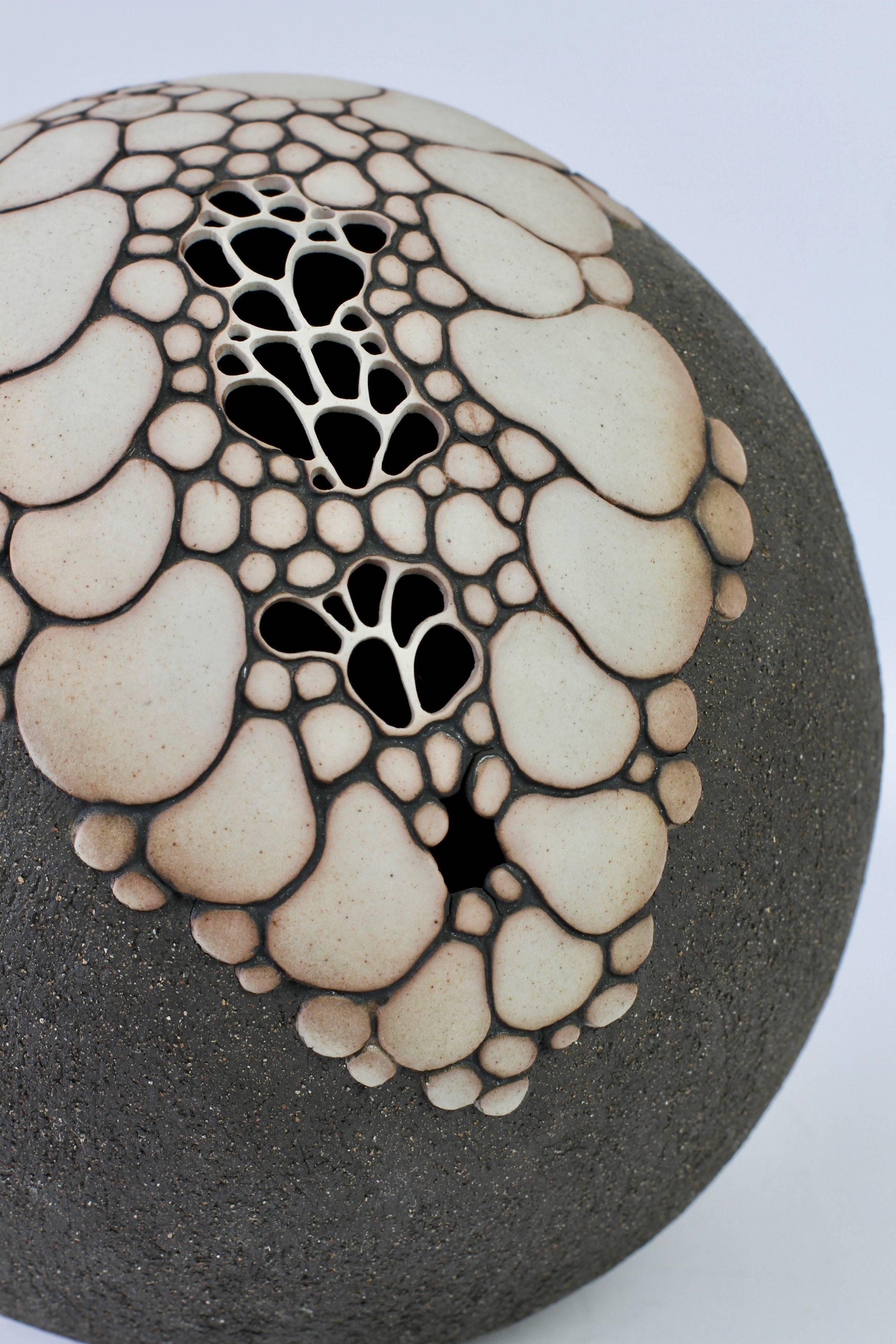 Geschnitzte und durchbrochene organische „Kugel“-Skulptur aus Steingut aus Kunstkeramik von Maggie Barnes im Angebot 1