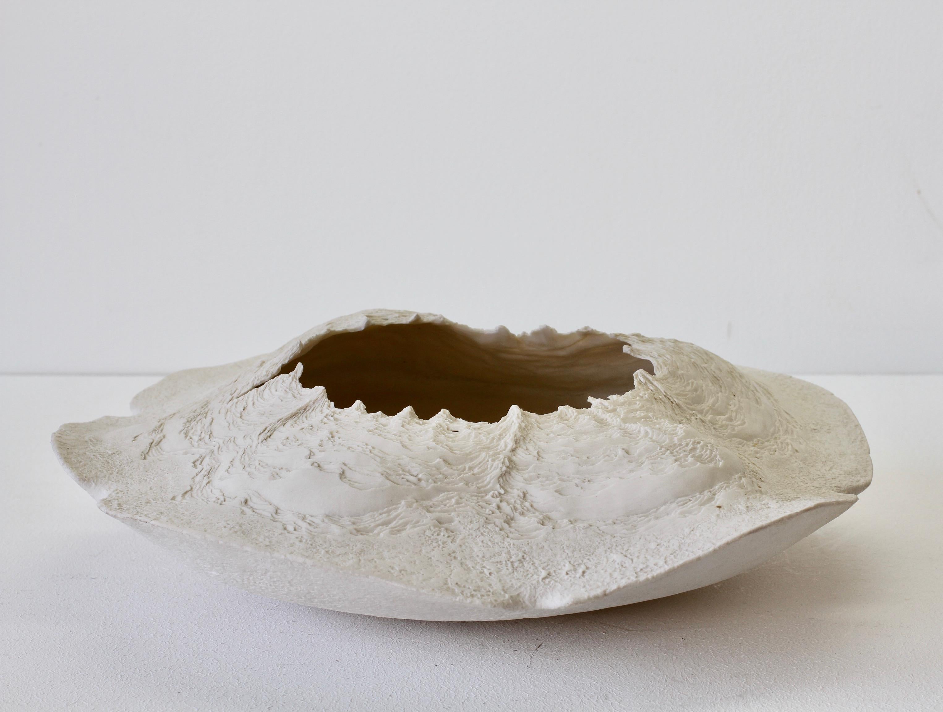 Bol ou plat en sculpture en poterie d'art organique blanche sculptée Maggie Barnes, vers 1987 en vente 4