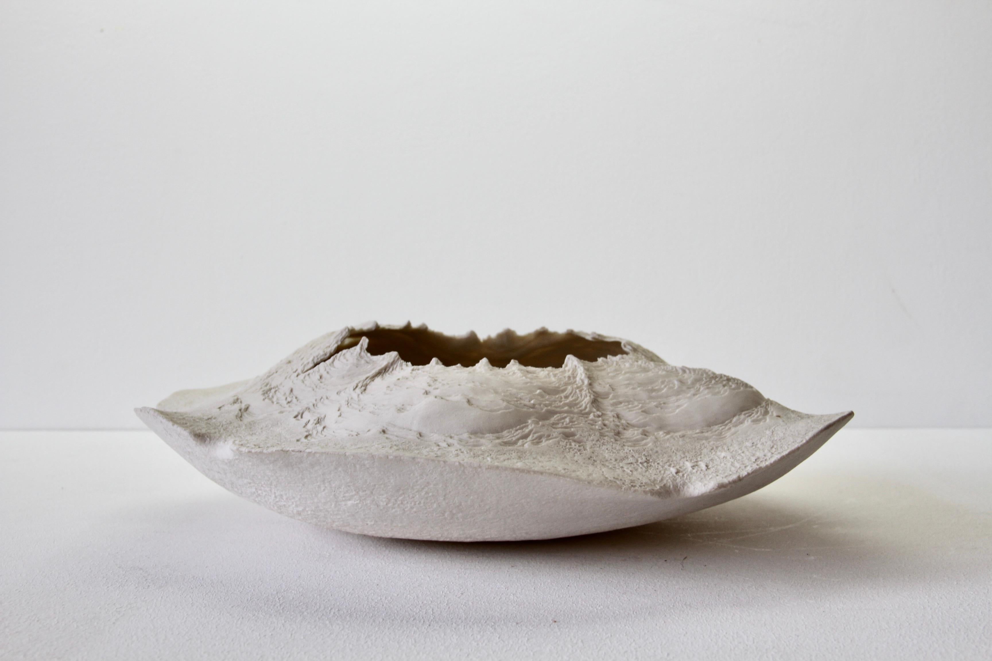 Bol ou plat en sculpture en poterie d'art organique blanche sculptée Maggie Barnes, vers 1987 en vente 6