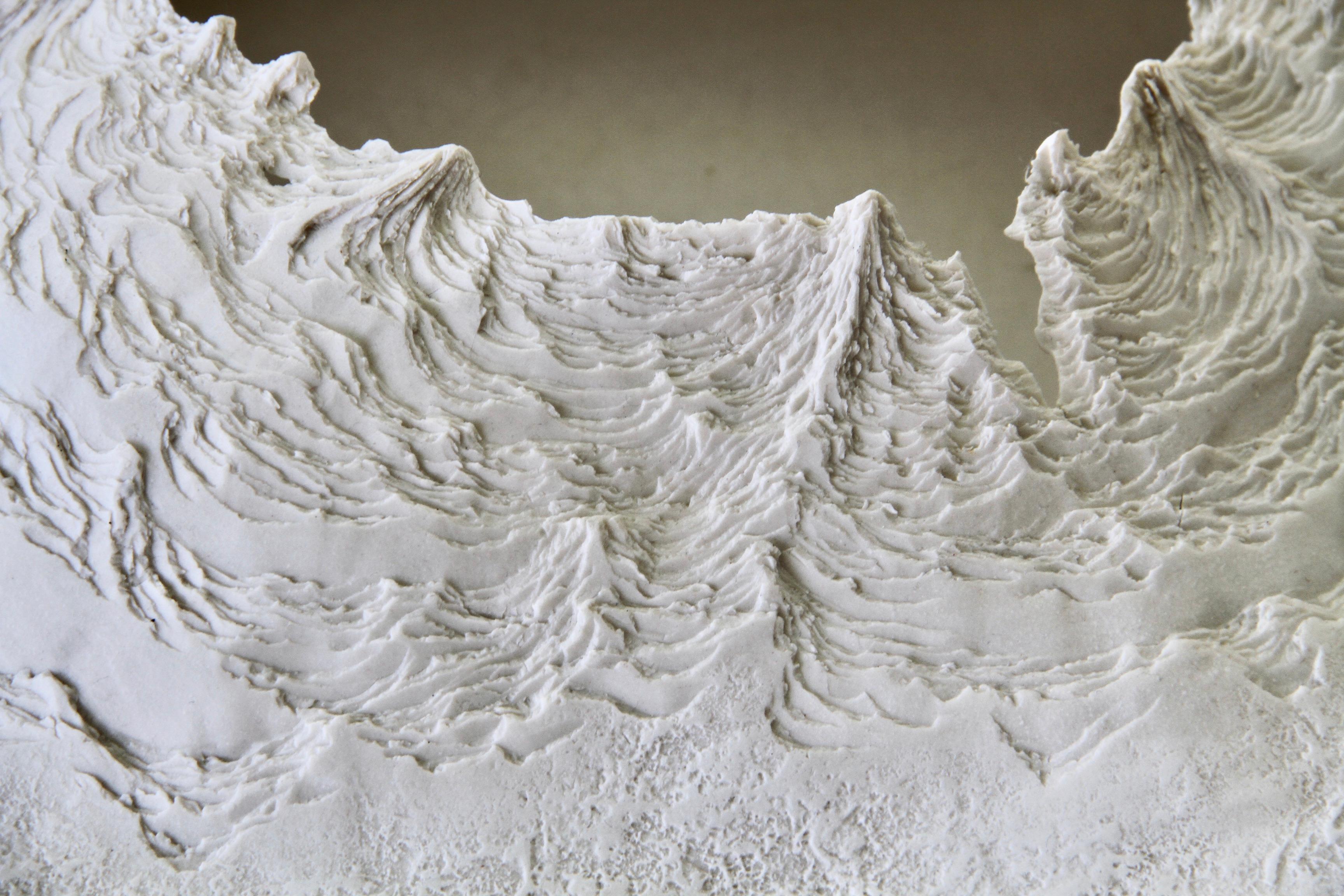 Geschnitzte weiße Bio-Kunstkeramik-Skulptur Schale oder Schale von Maggie Barnes, um 1987 im Angebot 8