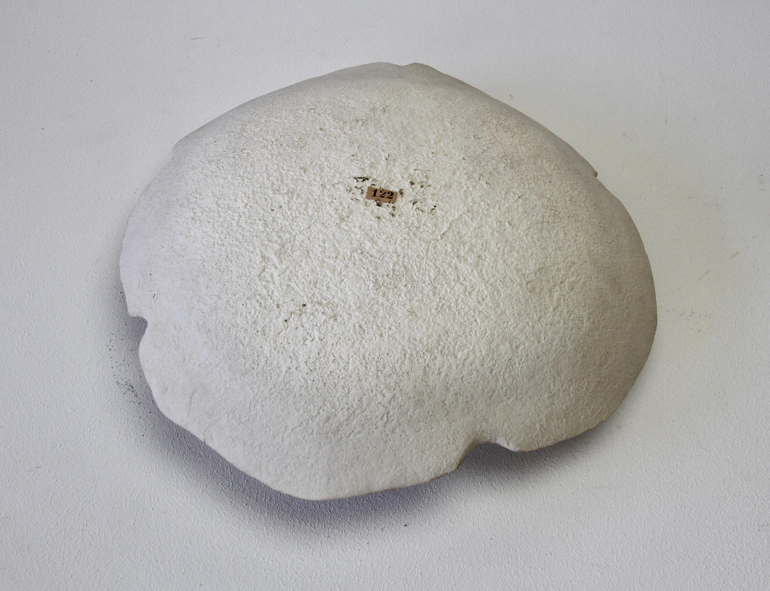 Bol ou plat en sculpture en poterie d'art organique blanche sculptée Maggie Barnes, vers 1987 en vente 11