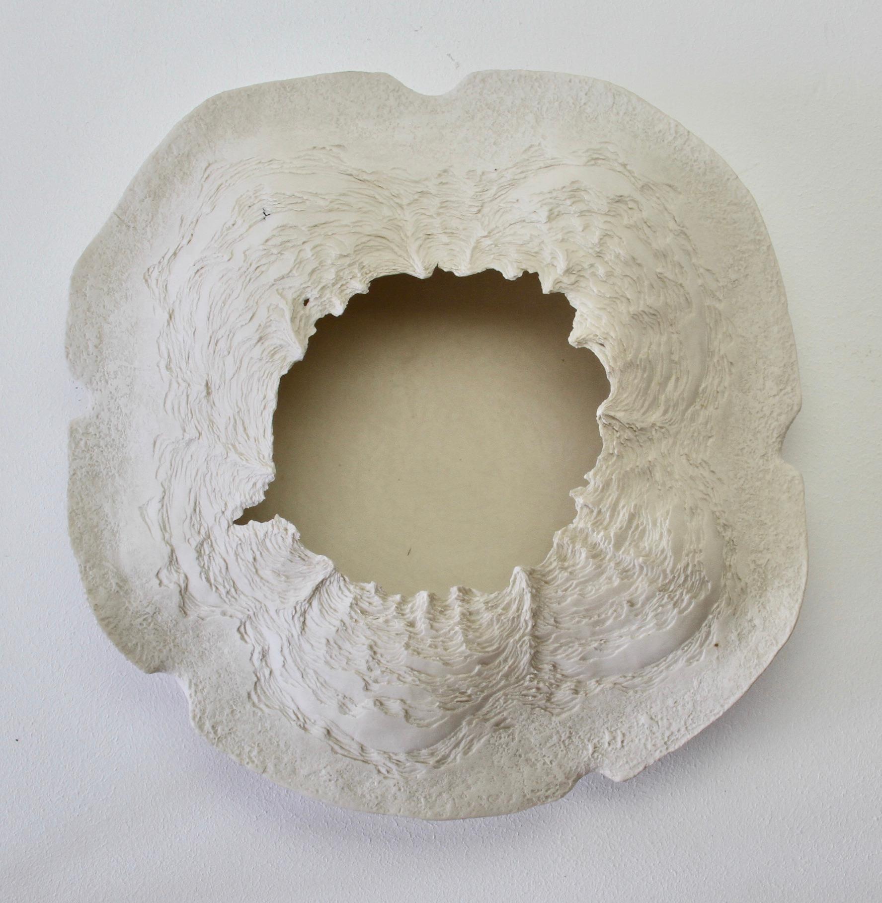 Organique Bol ou plat en sculpture en poterie d'art organique blanche sculptée Maggie Barnes, vers 1987 en vente
