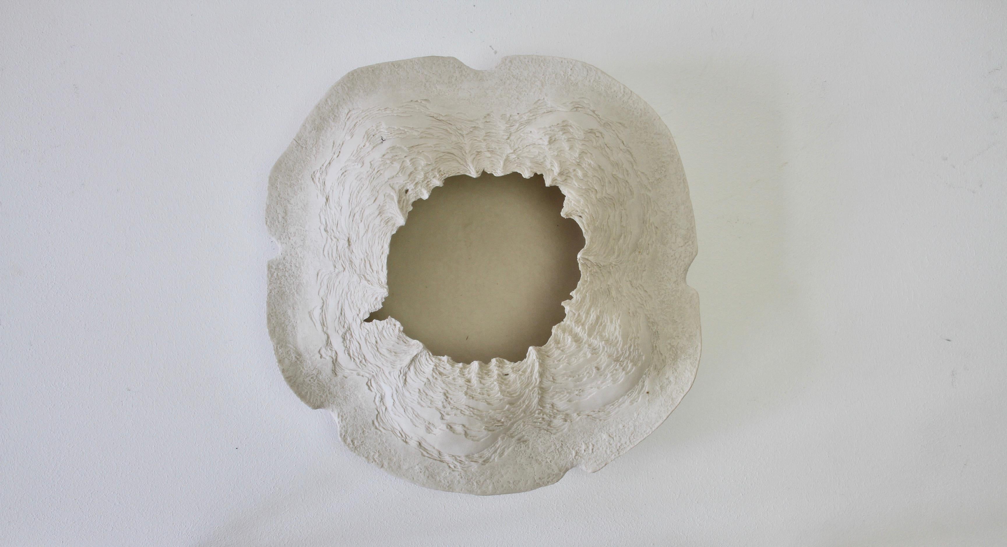 Anglais Bol ou plat en sculpture en poterie d'art organique blanche sculptée Maggie Barnes, vers 1987 en vente