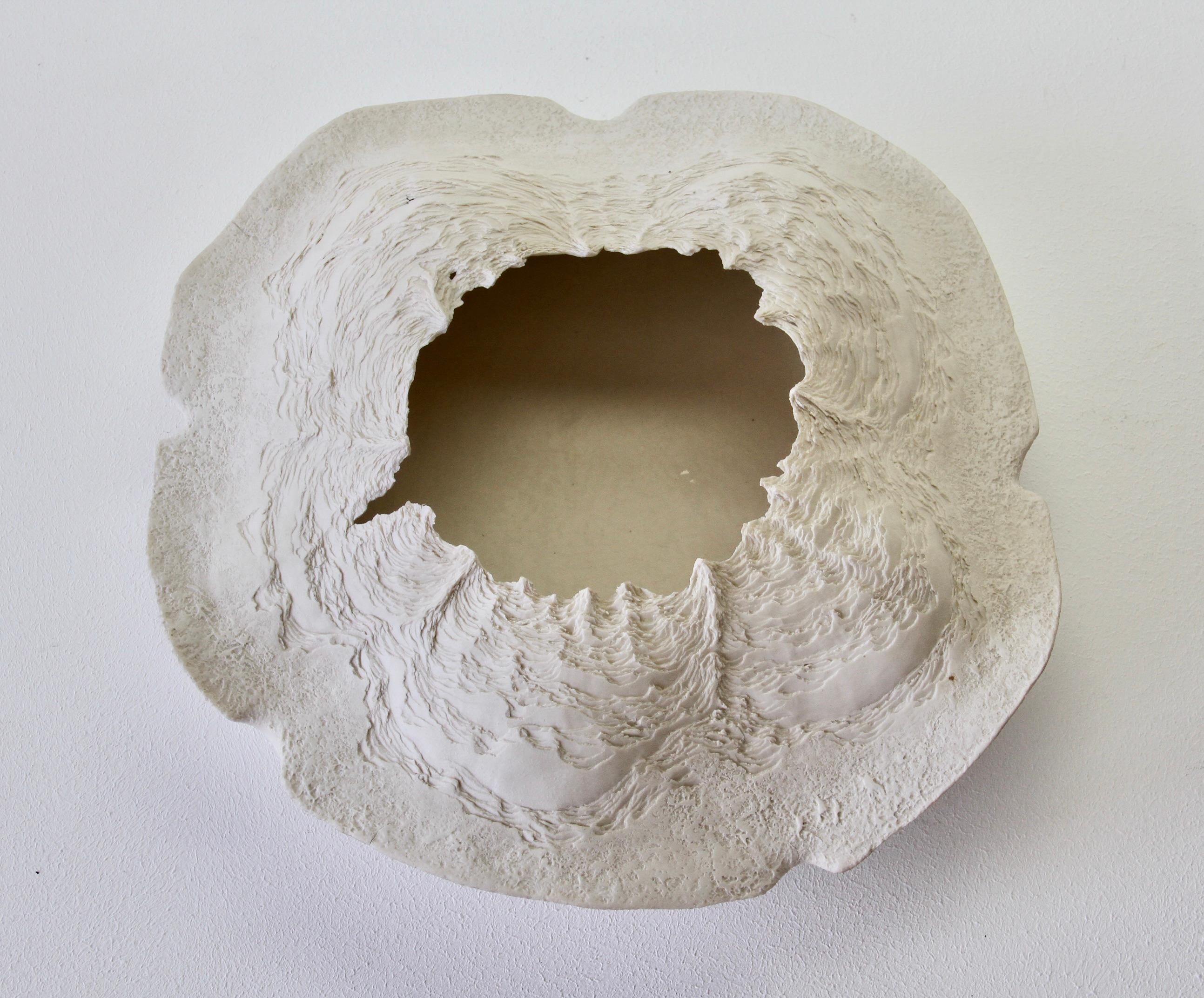 Sculpté à la main Bol ou plat en sculpture en poterie d'art organique blanche sculptée Maggie Barnes, vers 1987 en vente