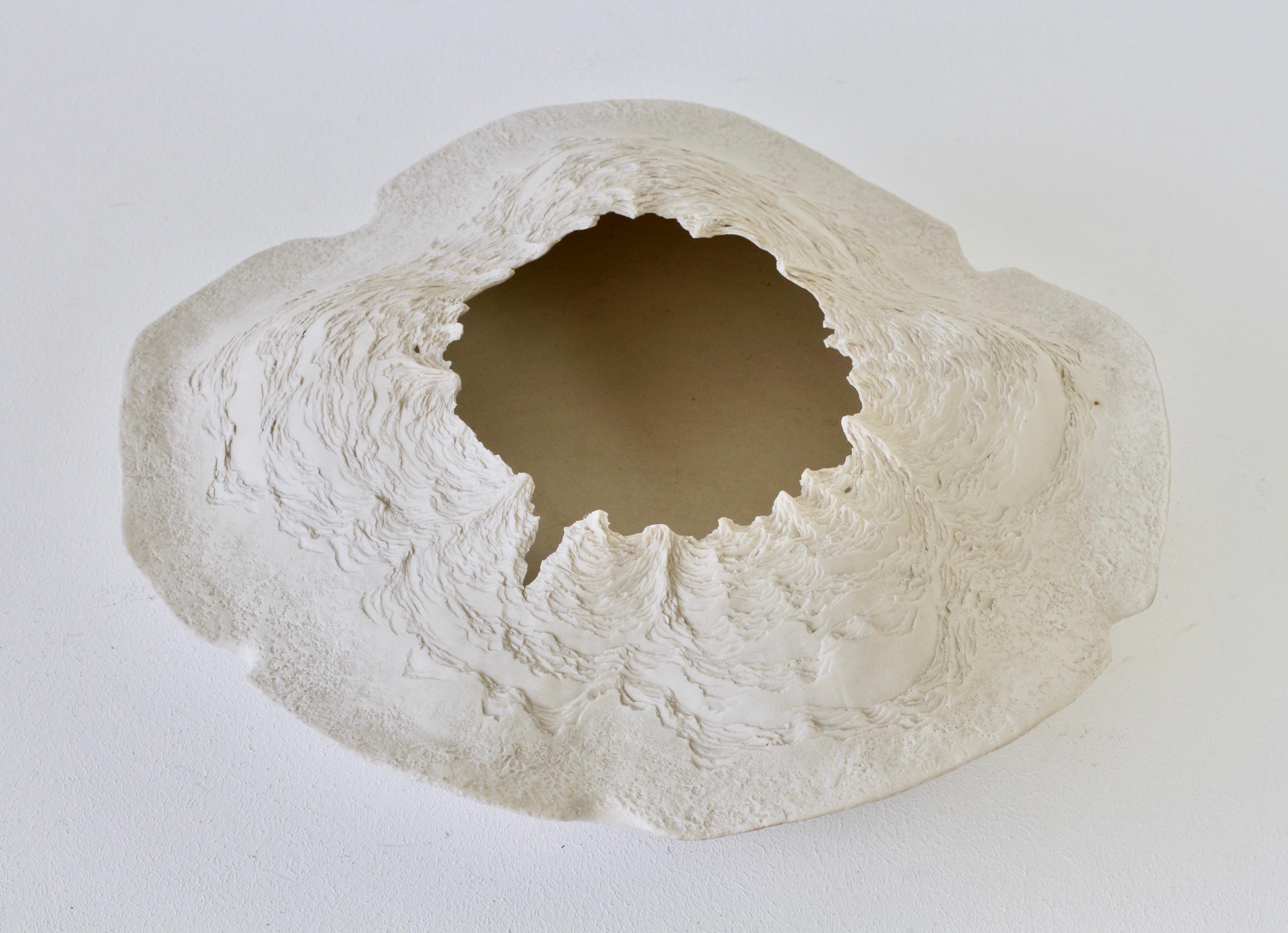 Geschnitzte weiße Bio-Kunstkeramik-Skulptur Schale oder Schale von Maggie Barnes, um 1987 (Ende des 20. Jahrhunderts) im Angebot