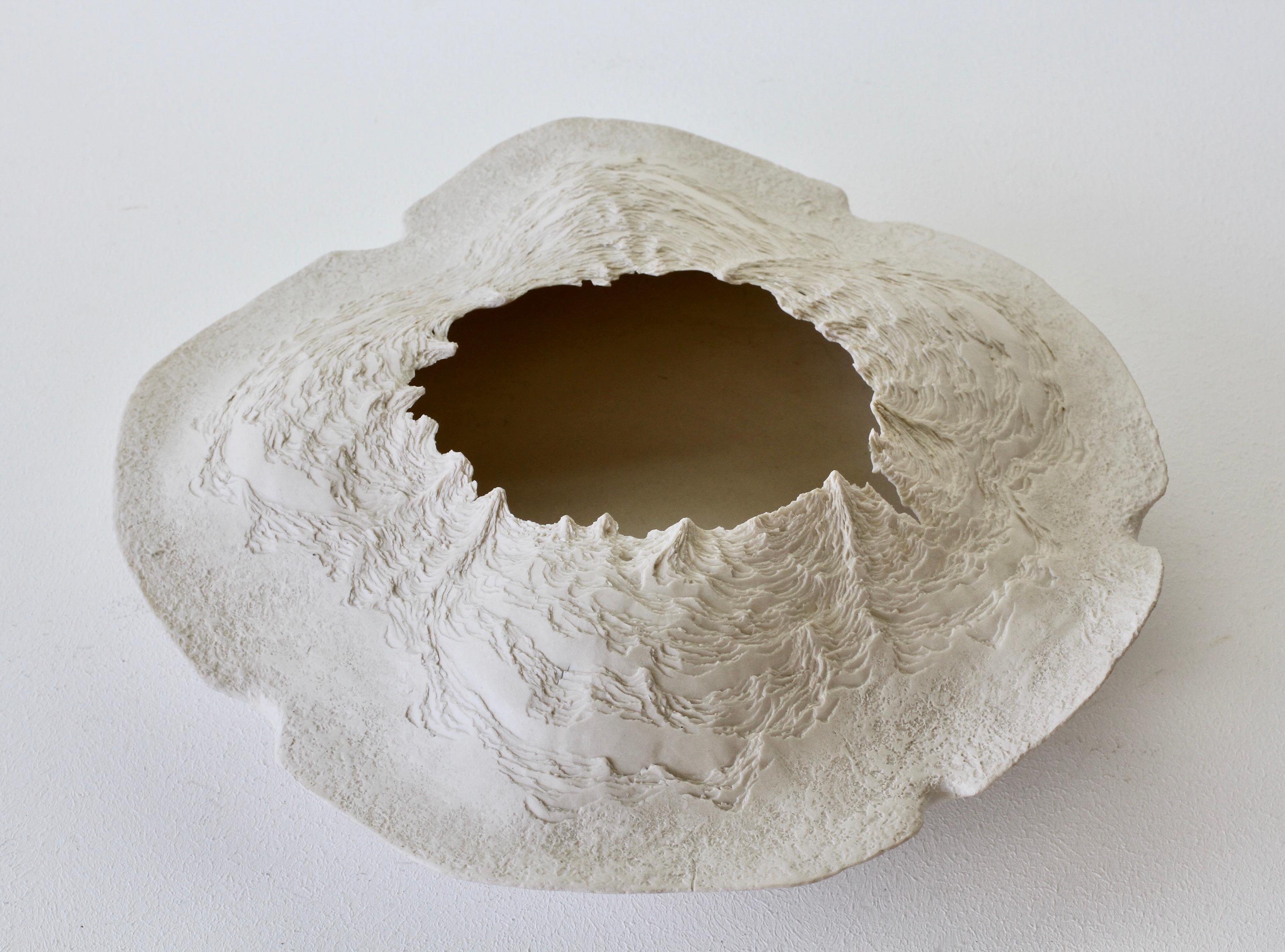 Céramique Bol ou plat en sculpture en poterie d'art organique blanche sculptée Maggie Barnes, vers 1987 en vente