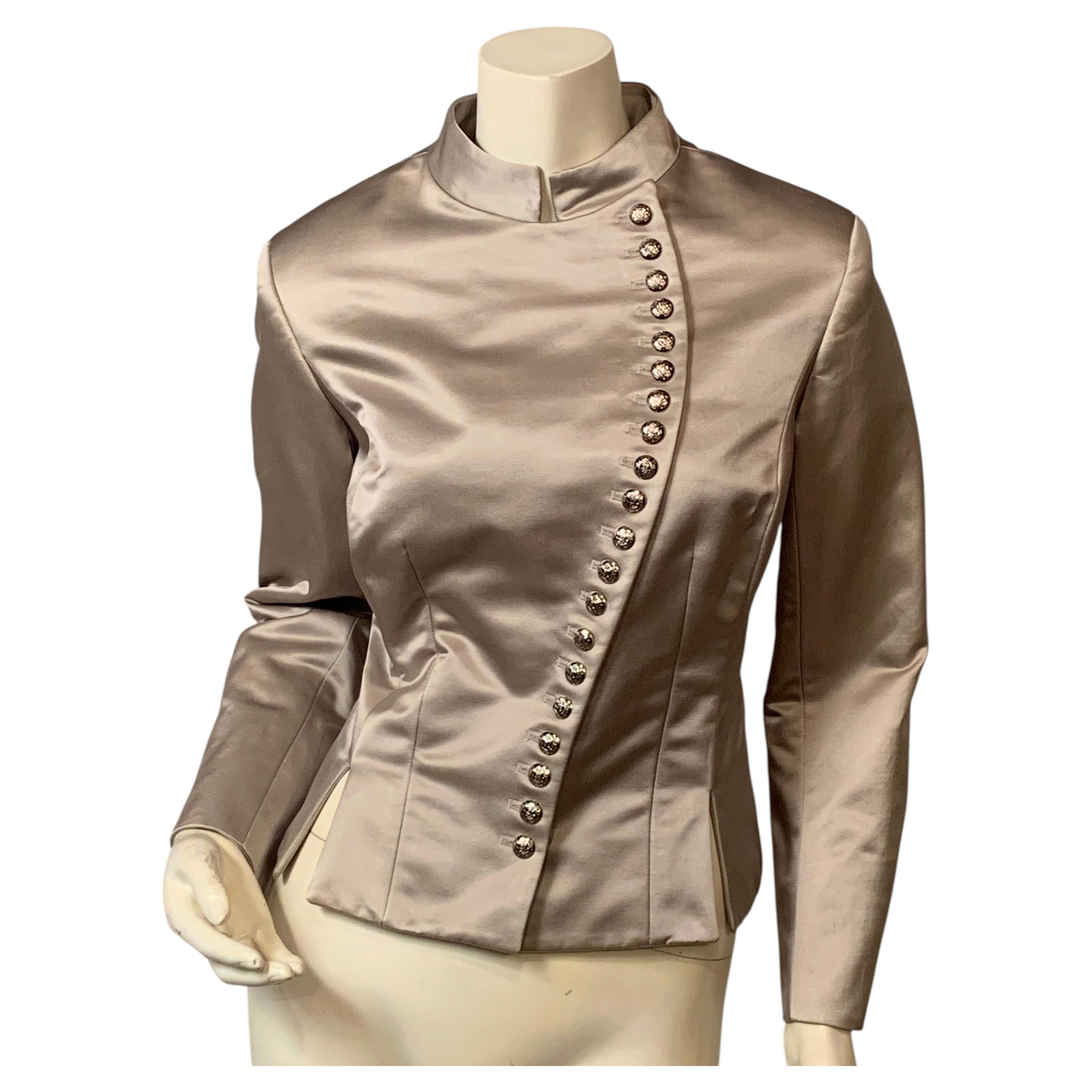 Maggie Norris Couture Chaqueta de satén de seda gris perla con botones plateados