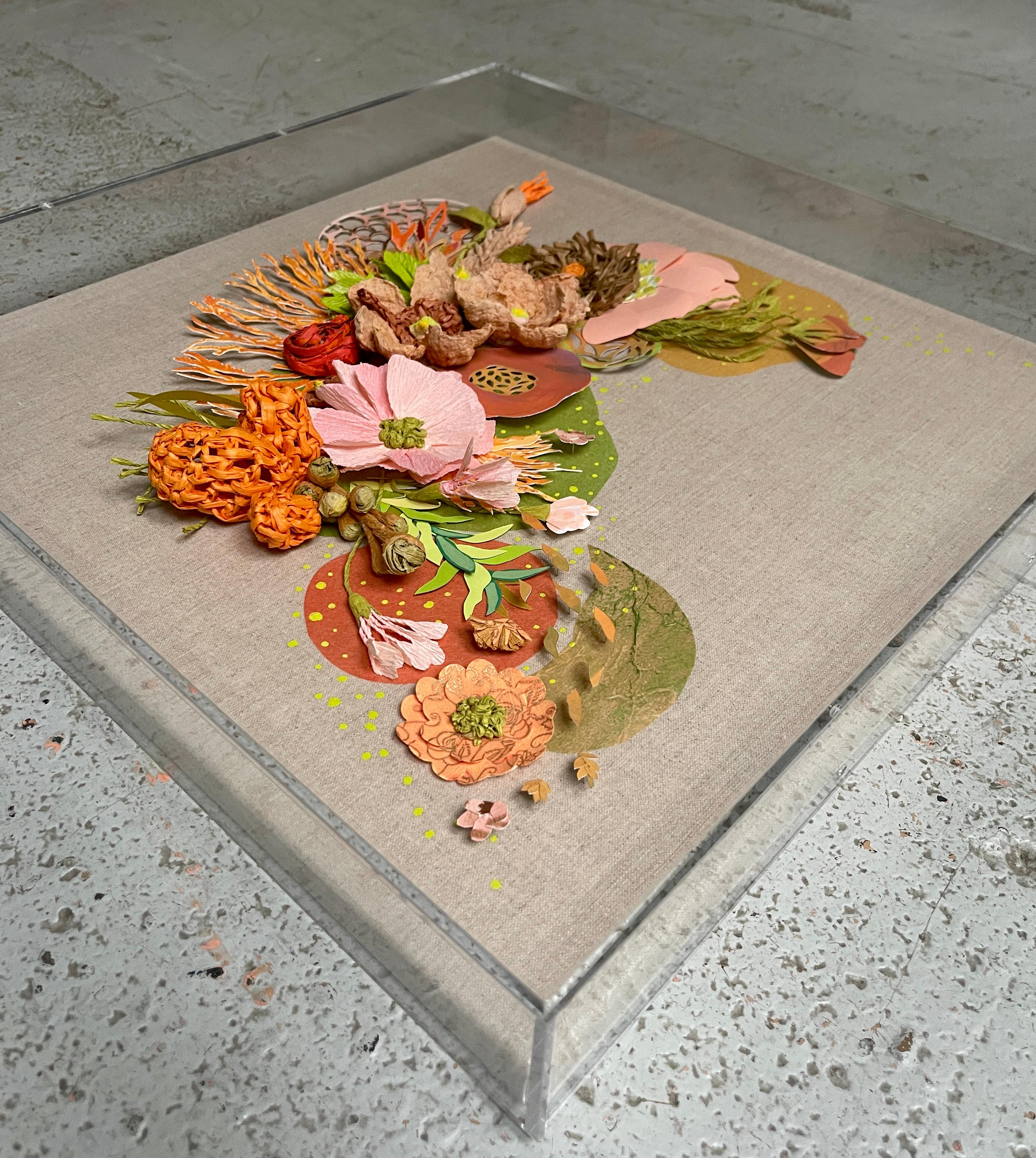 Questa scultura floreale in rilievo di Maggie Ramirez-Burns utilizza carta vintage e carta fatta a mano per creare una cascata di bellezza non naturale. È sapientemente incorniciato in una scatola di acrilico per proteggere la delicata