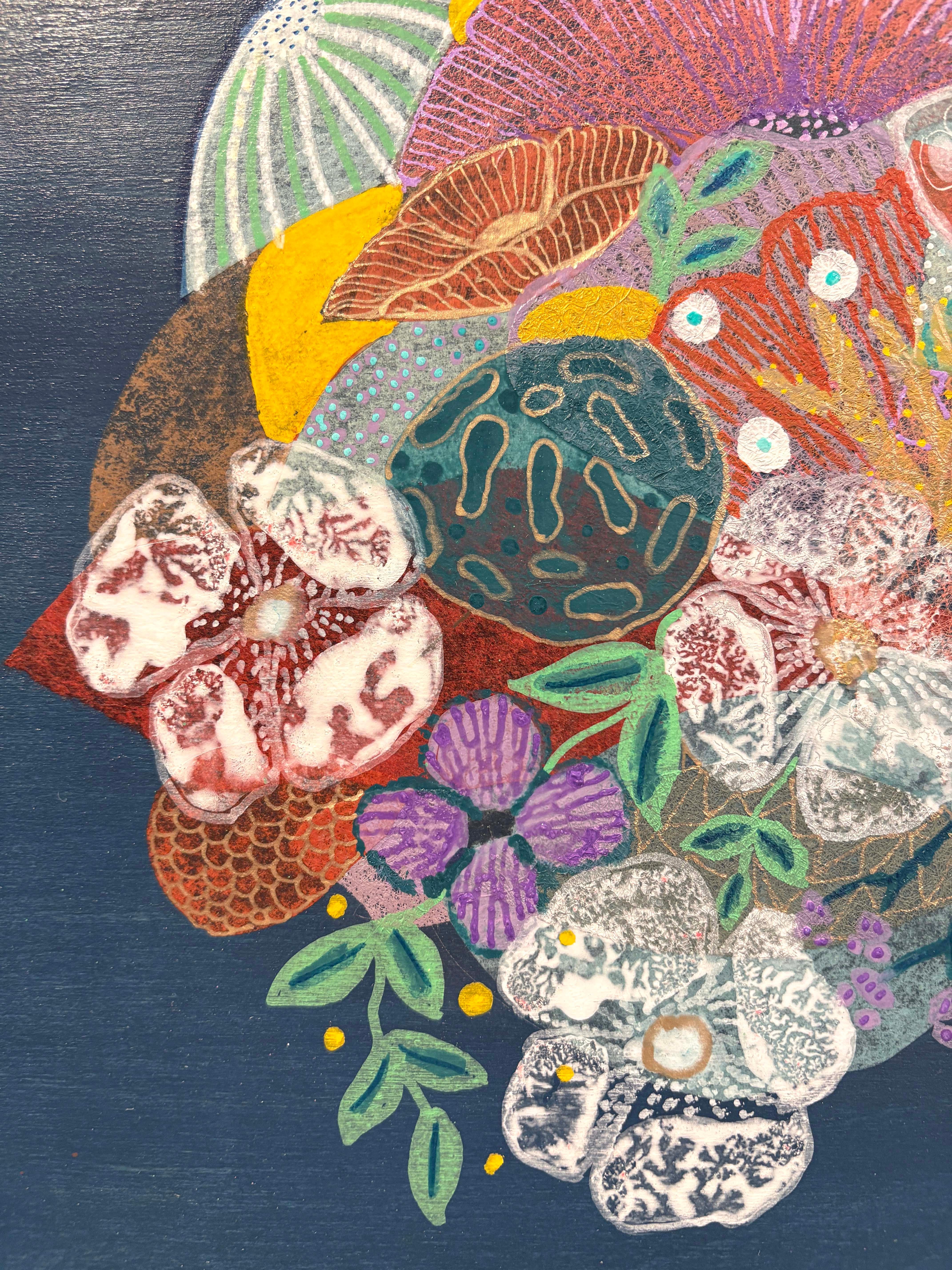 Blue Color Study II ist zum Teil ein Gemälde, zum Teil eine handgefertigte und alte Papiercollage mit skurriler und strukturierter Flora der Künstlerin Maggie Ramirez-Burns aus dem pazifischen Nordwesten. 

Durch die Herstellung handgefertigter