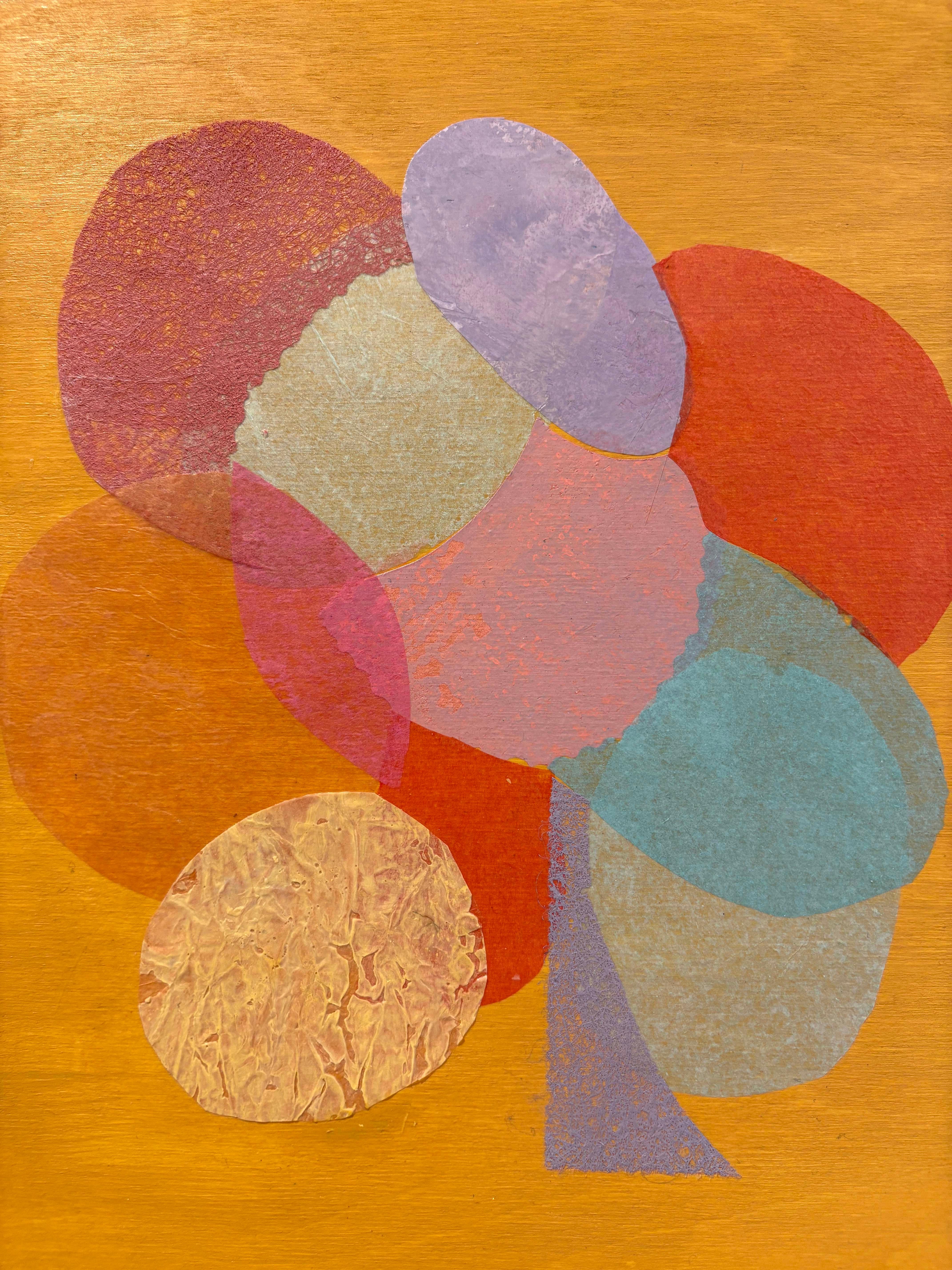 Peinture abstraite jaune, collage de papier fait à la main - Abstrait Mixed Media Art par Maggie Ramirez-Burns