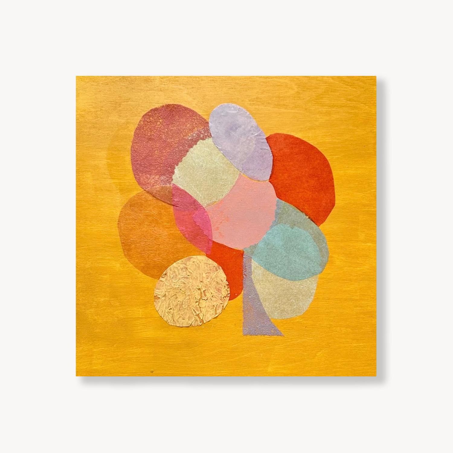 Peinture abstraite jaune, collage de papier fait à la main - Mixed Media Art de Maggie Ramirez-Burns