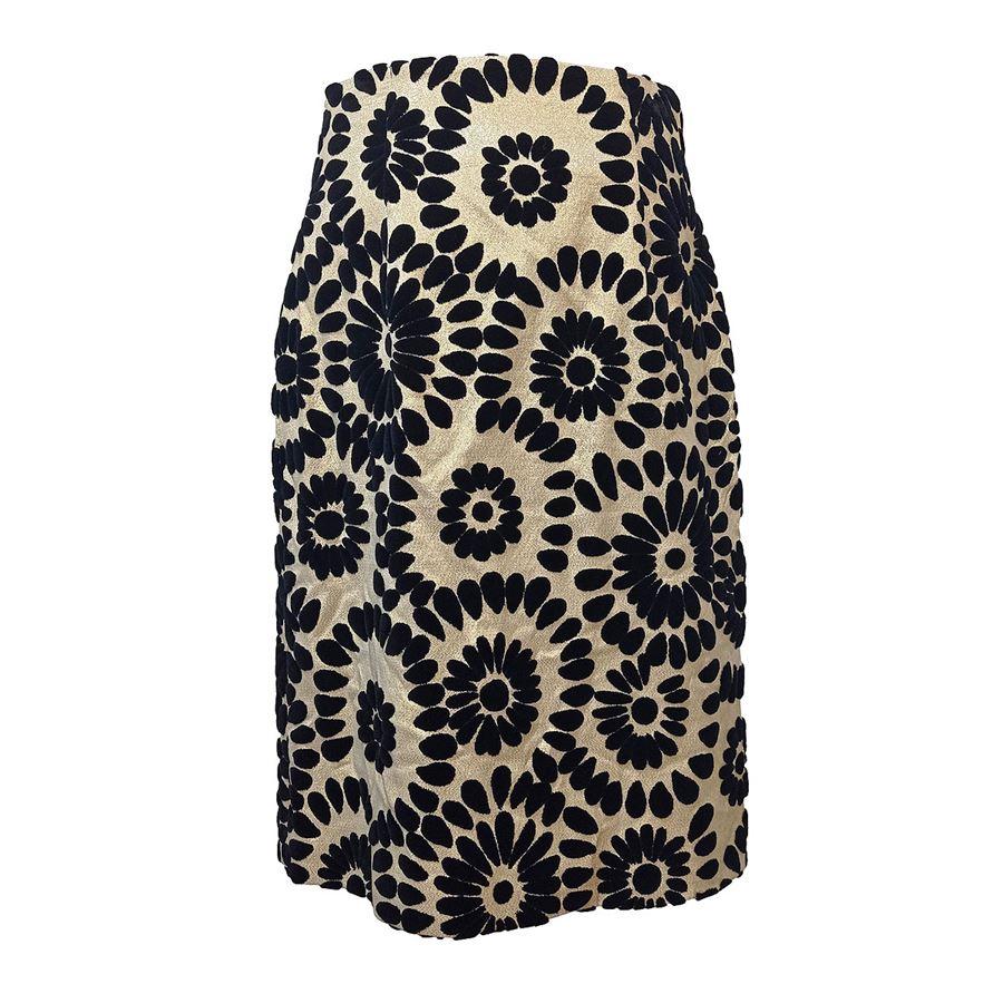 Cotton (88%) polyester and polyamide Black and gold color Floral fancy Total length cm 65 (255 inches) Waist cm 38 (149 inches)
