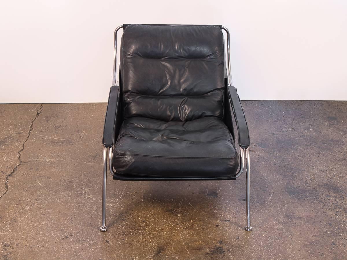 Marco Zanuso “Maggiolina” lounge chair and ottoman for Zanotta. An innovative, industrial modern chair designed in 1947. Our example from the 1970s is in very good vintage condition. This luxuriously comfortable lounge chair owns the original
