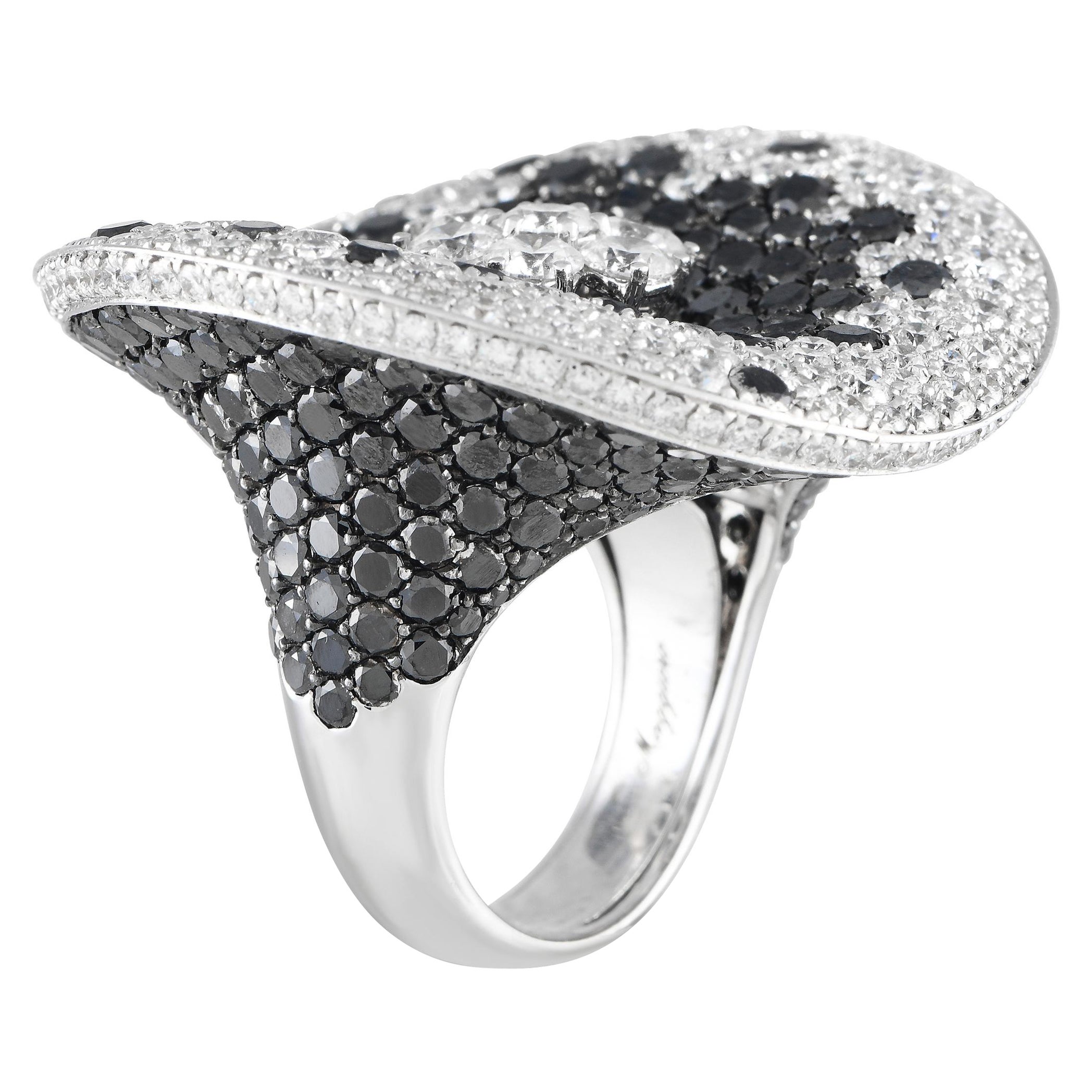 Anello Cocktail Maggioro in oro bianco 18 carati con diamanti bianchi e neri da 16,57 carati