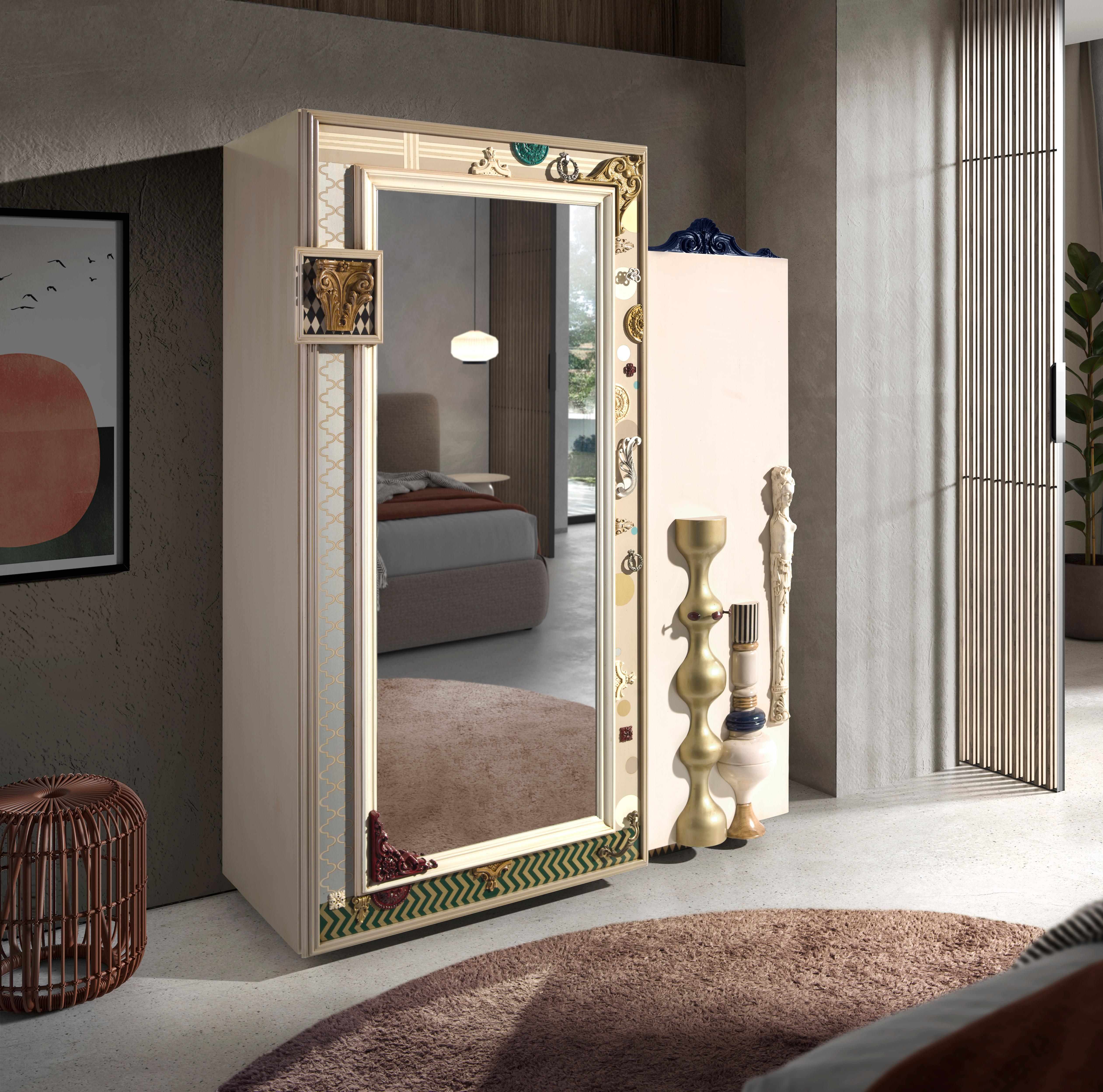 Armario Mágico de Lola Glamour
Dimensiones: P 56 x An 145 x Al 185 cm
Materiales: Madera.

¿Buscas una pieza que robe la atención de todos en la sala? Con su elegante diseño, el Armario Mágico tiene dos puertas. La primera, con un espejo de cuerpo