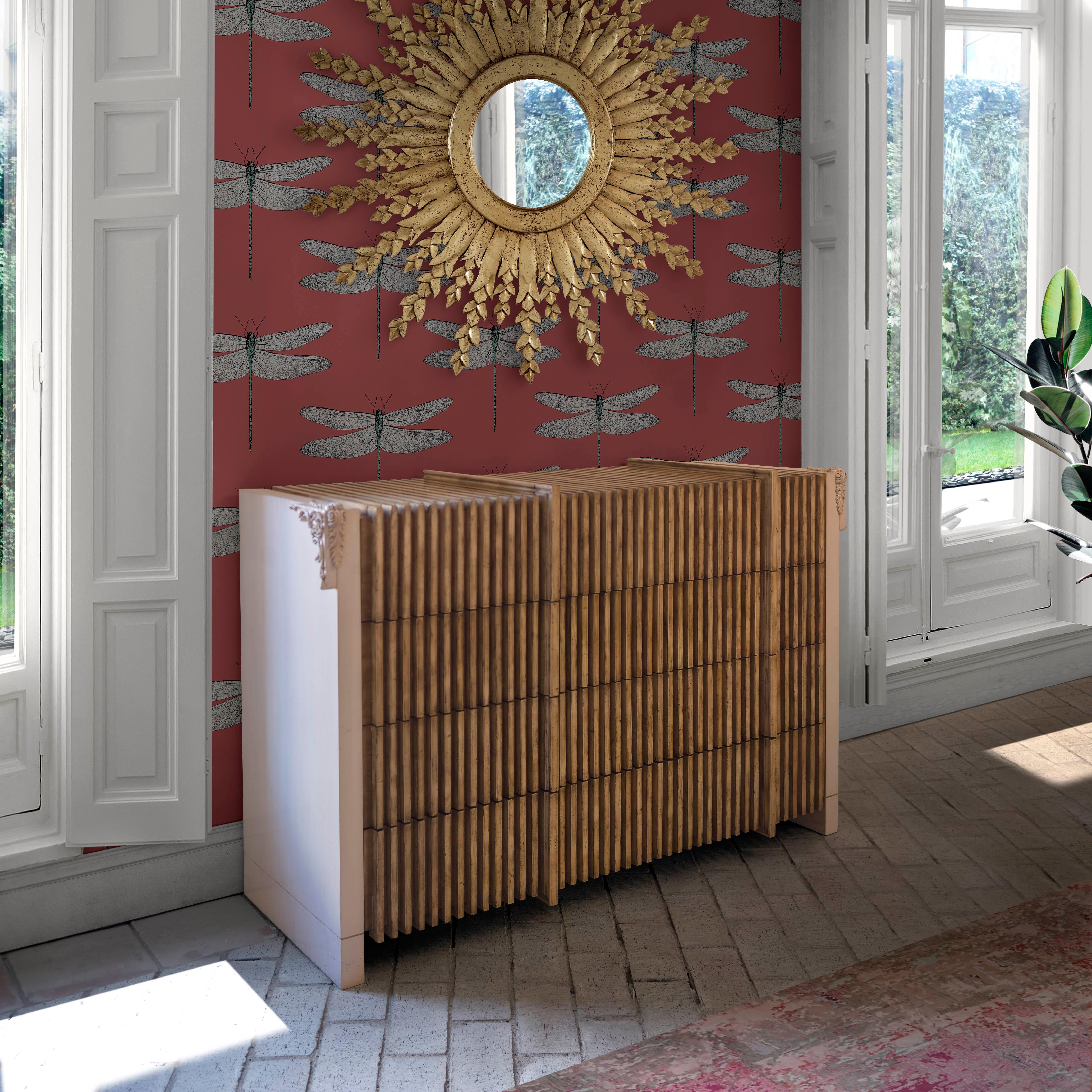 At Lola Glamour we flee from conventions and decorative heterogeneity. We like to dream impossible dreams and make them come true. As is the case with this chest of drawers, complex and diligent, with four drawers and sides that extend to support