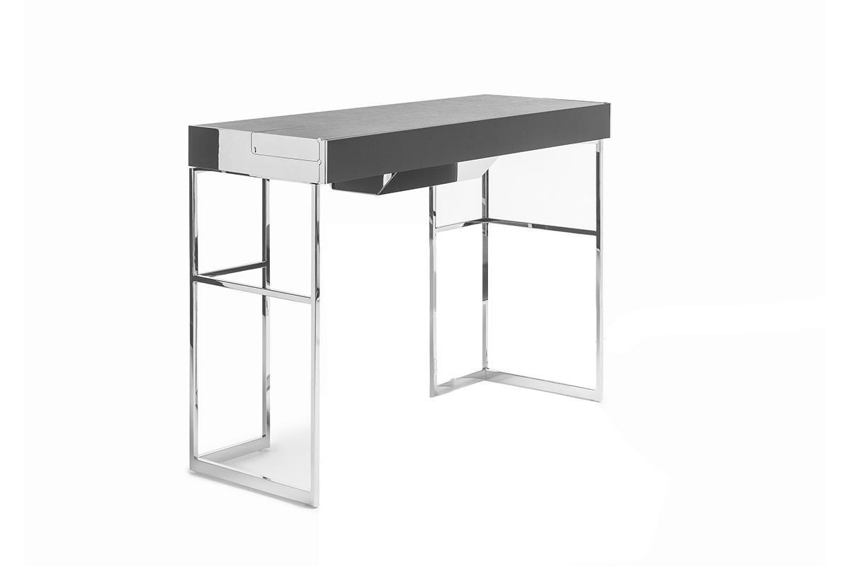 The Magic desk in its closed state, this desk resembles a refined and elegant sideboard. Featuring precision-finished stainless steel hinges, the top of the desk can be folded out to extend the writing area from 43 to 62 cm (height 73 cm) and reveal