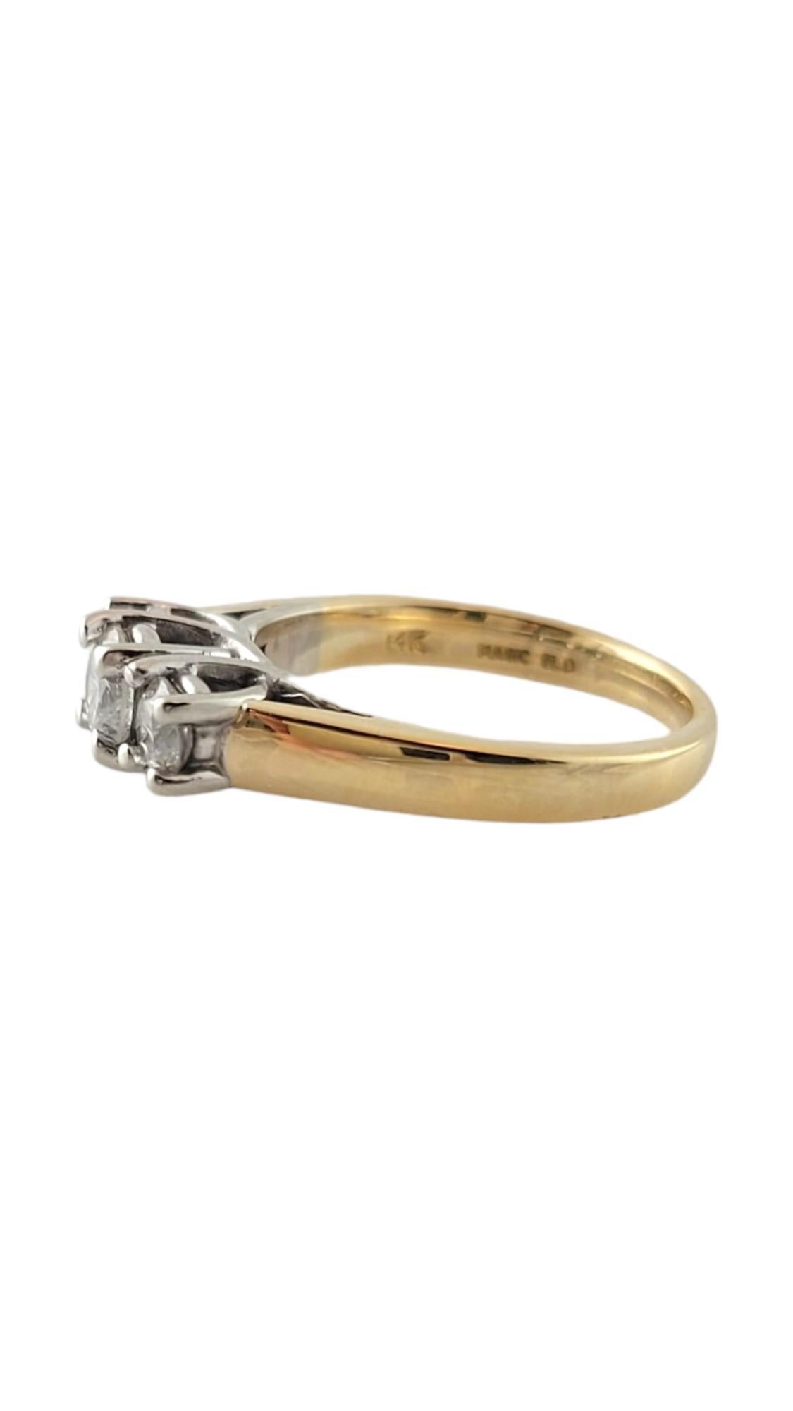 Magic Glo Bague diamant en or blanc et jaune 14 carats Taille 7

Cette magnifique bague est composée d'un magnifique anneau en or jaune 14 carats avec 3 magnifiques diamants ronds de taille brillant sertis en or blanc !

Poids total approximatif des