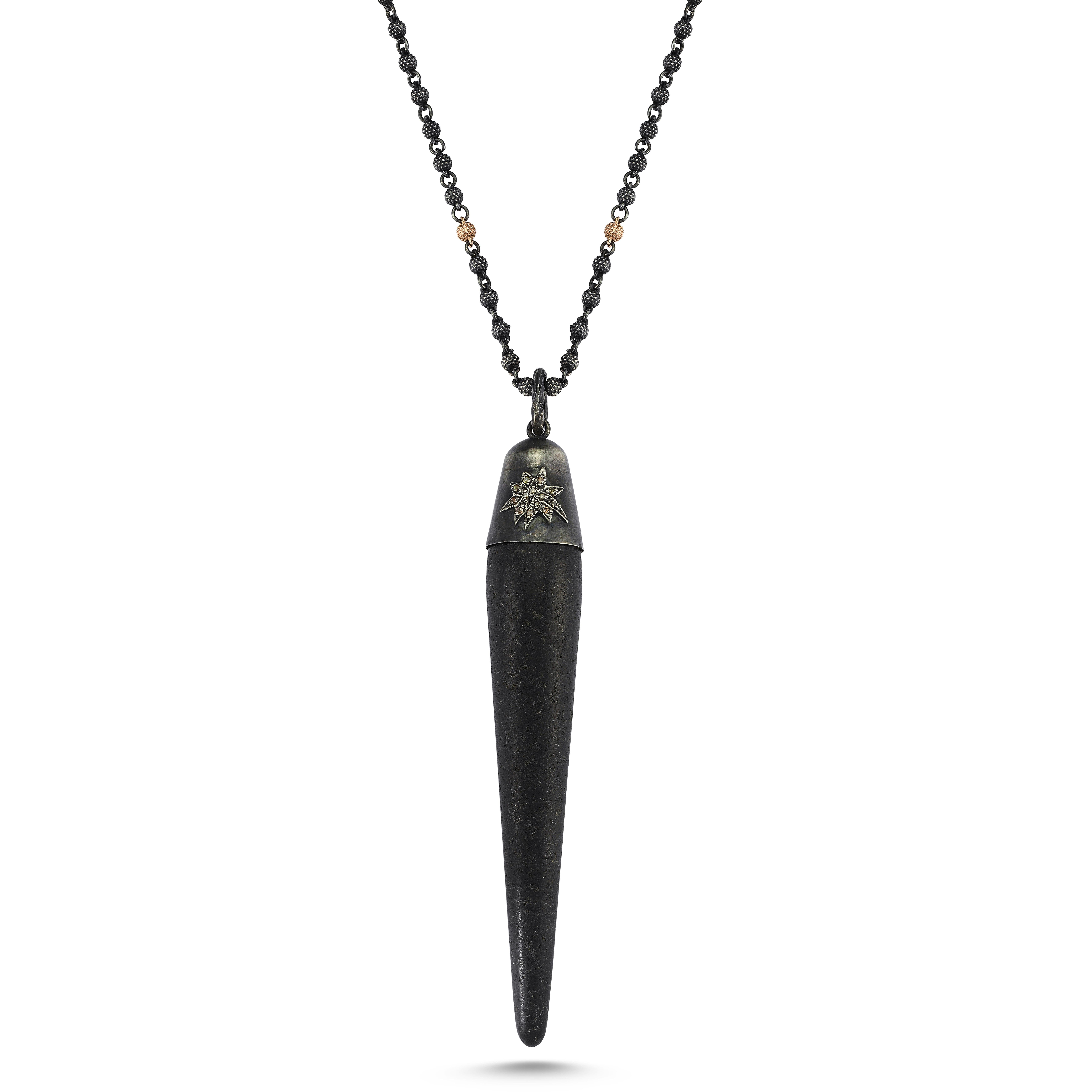 Taille ronde Collier obélisque obsidienne en argent oxydé et diamants sculpté à la main en vente