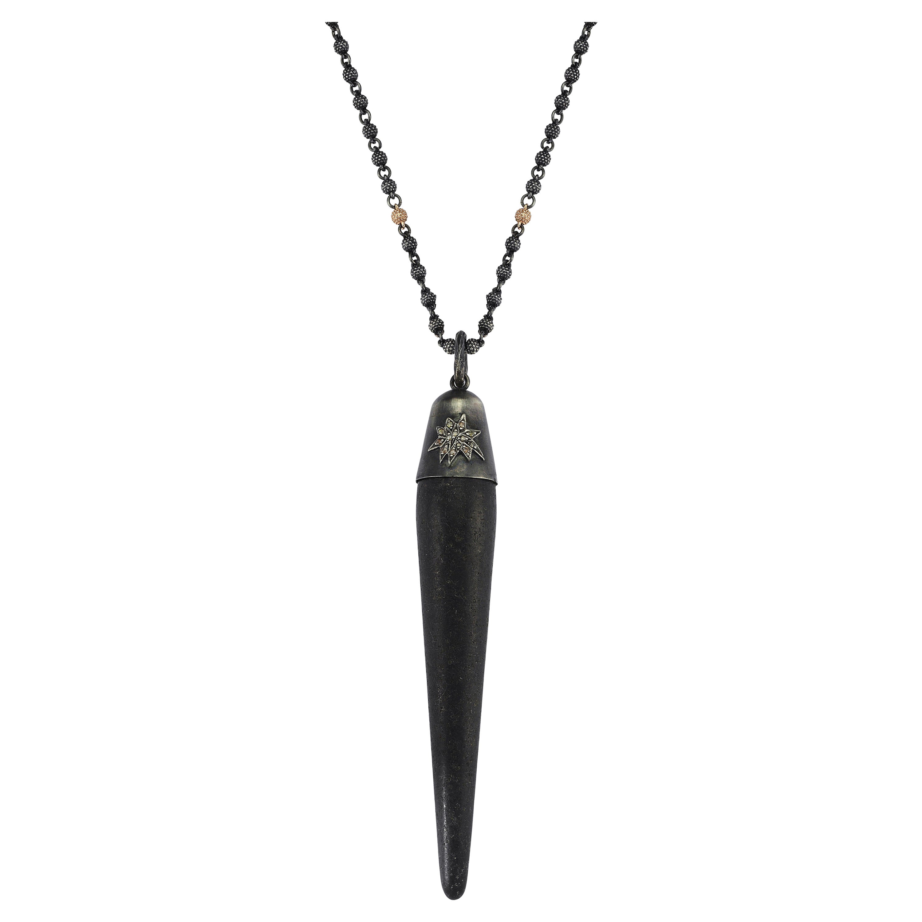 Collier obélisque obsidienne en argent oxydé et diamants sculpté à la main en vente